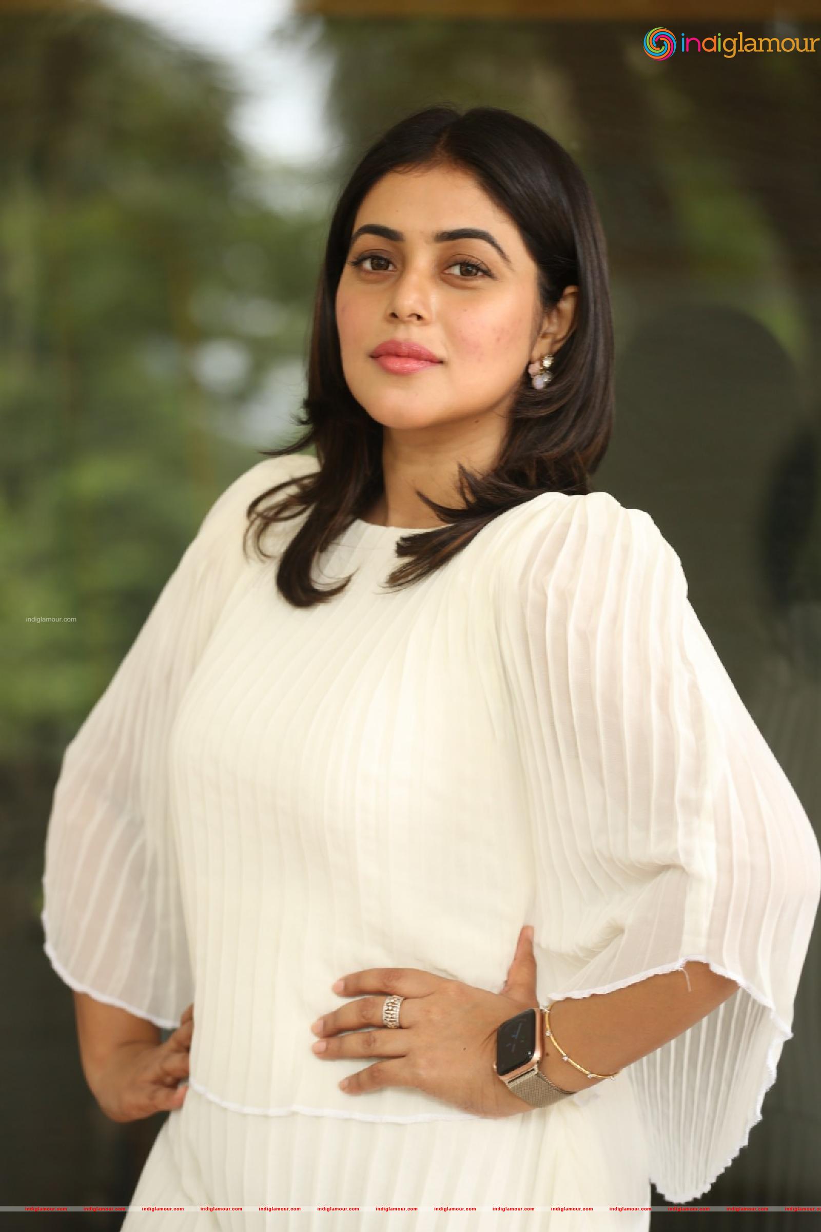 Poorna Actress hd photo