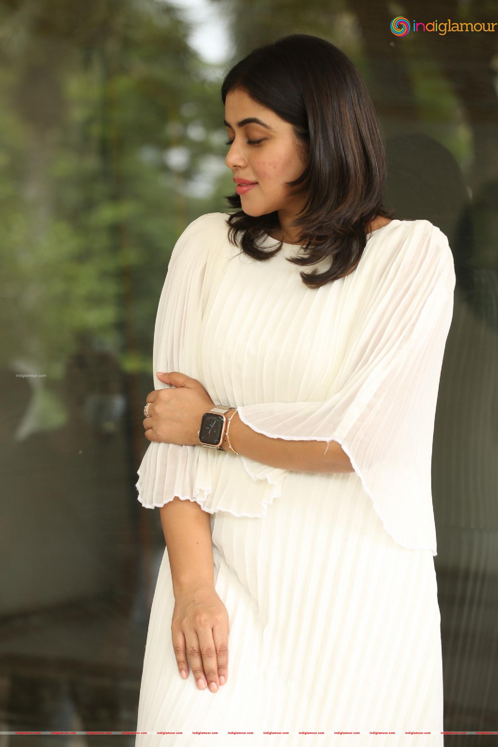 Poorna Actress hd photo