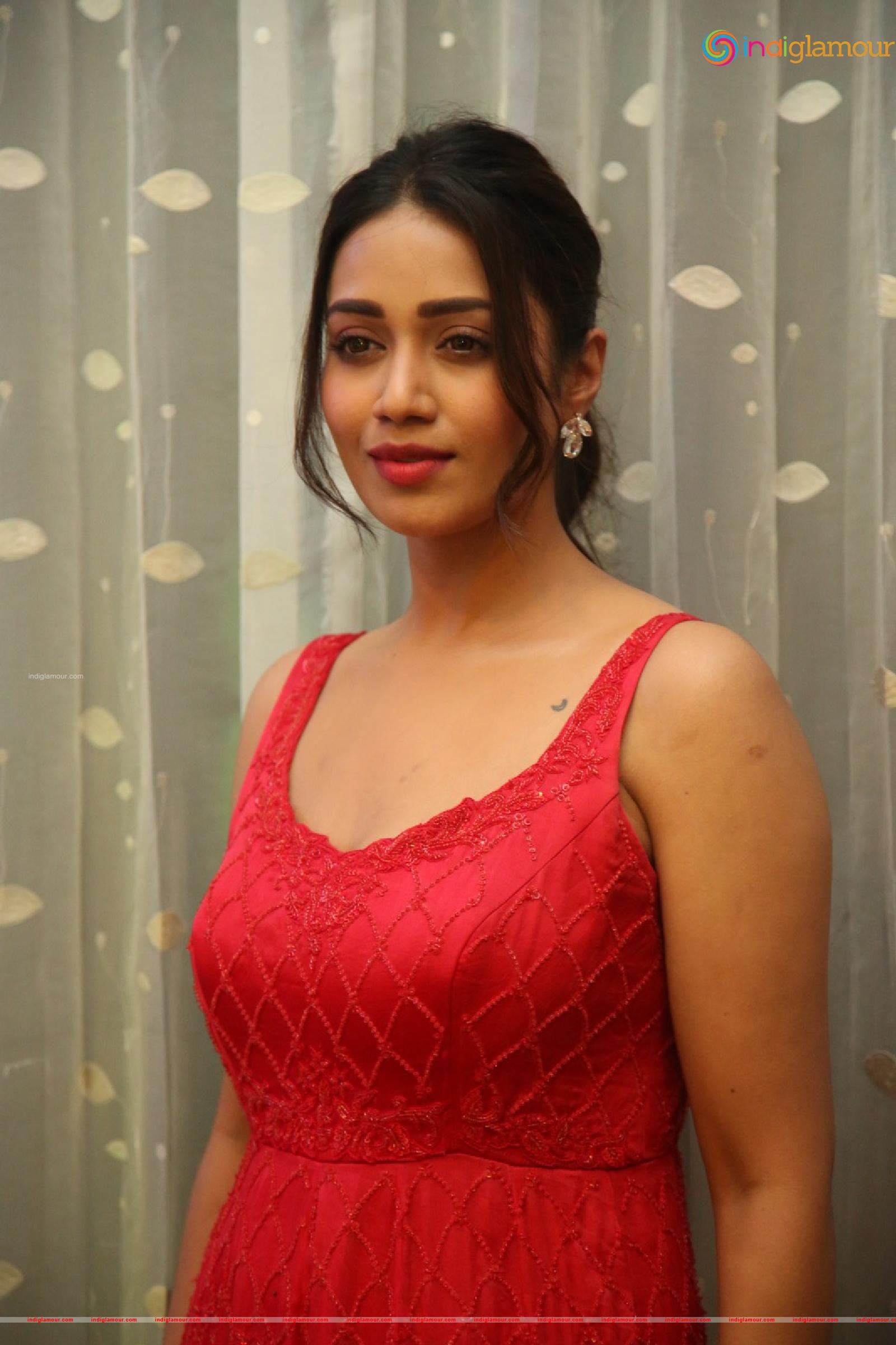 Nivetha Pethuraj Actress hd photo