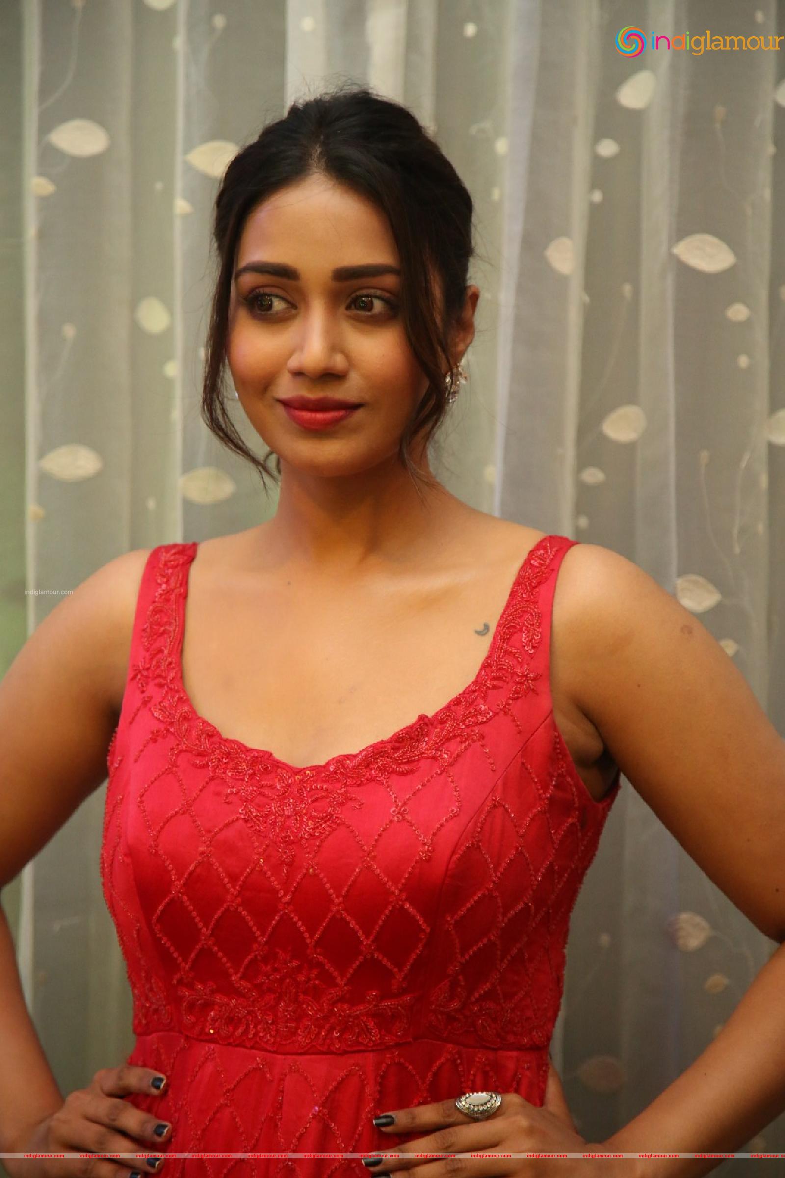 Nivetha Pethuraj Actress hd photo