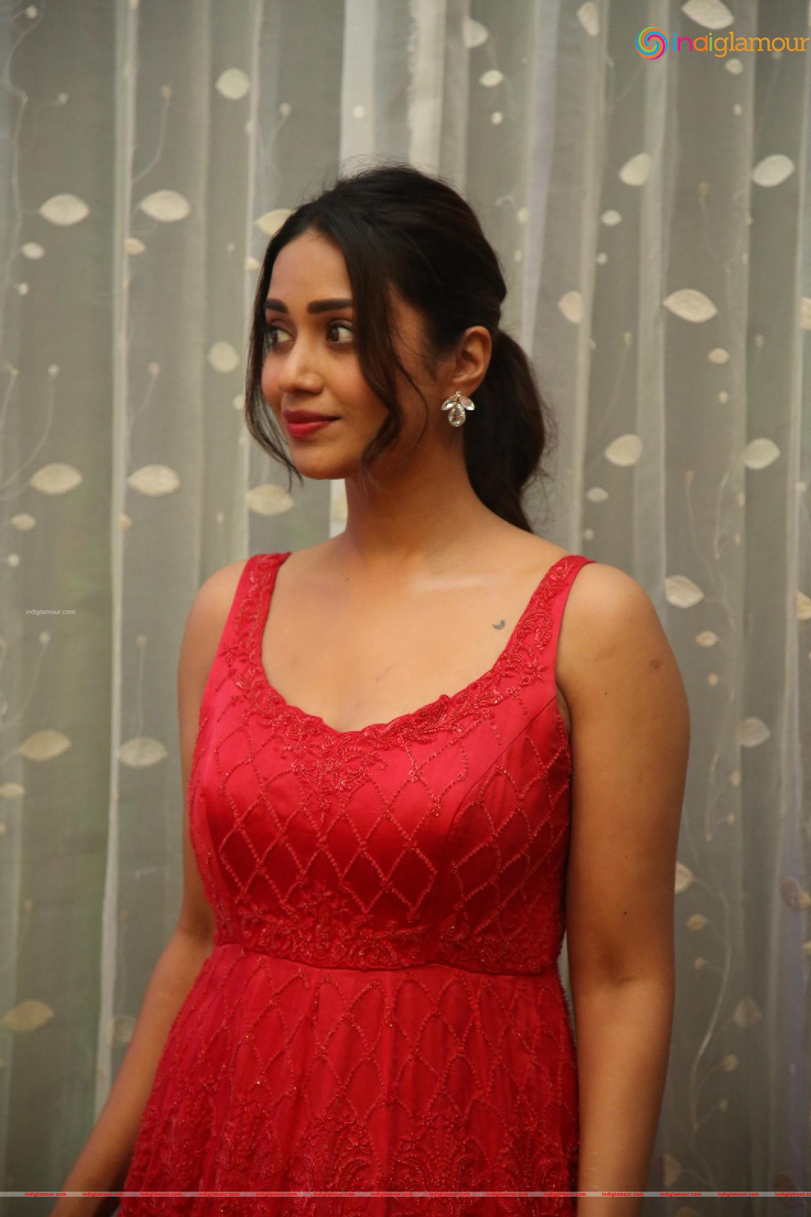 Nivetha Pethuraj Actress hd photo
