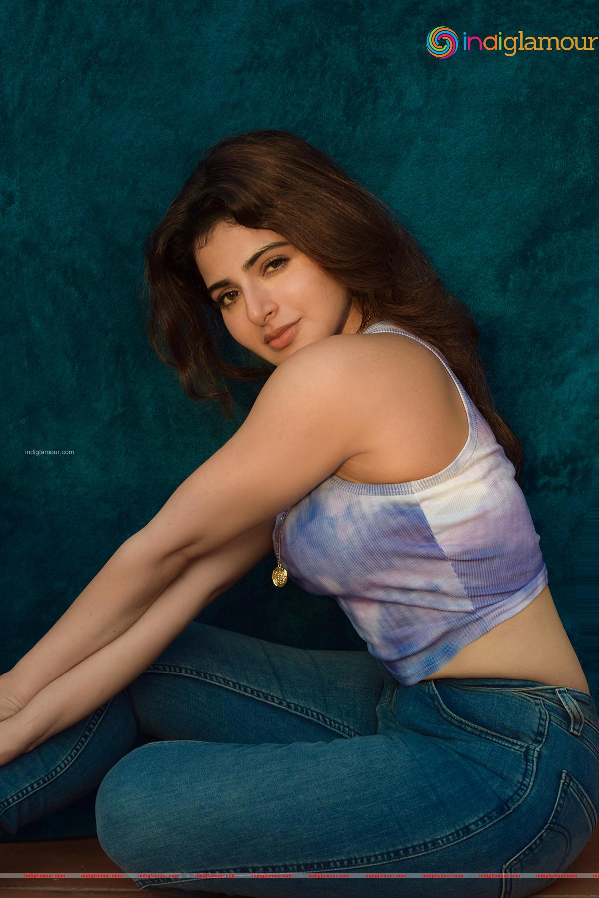 Iswarya Menon Actress hd photo