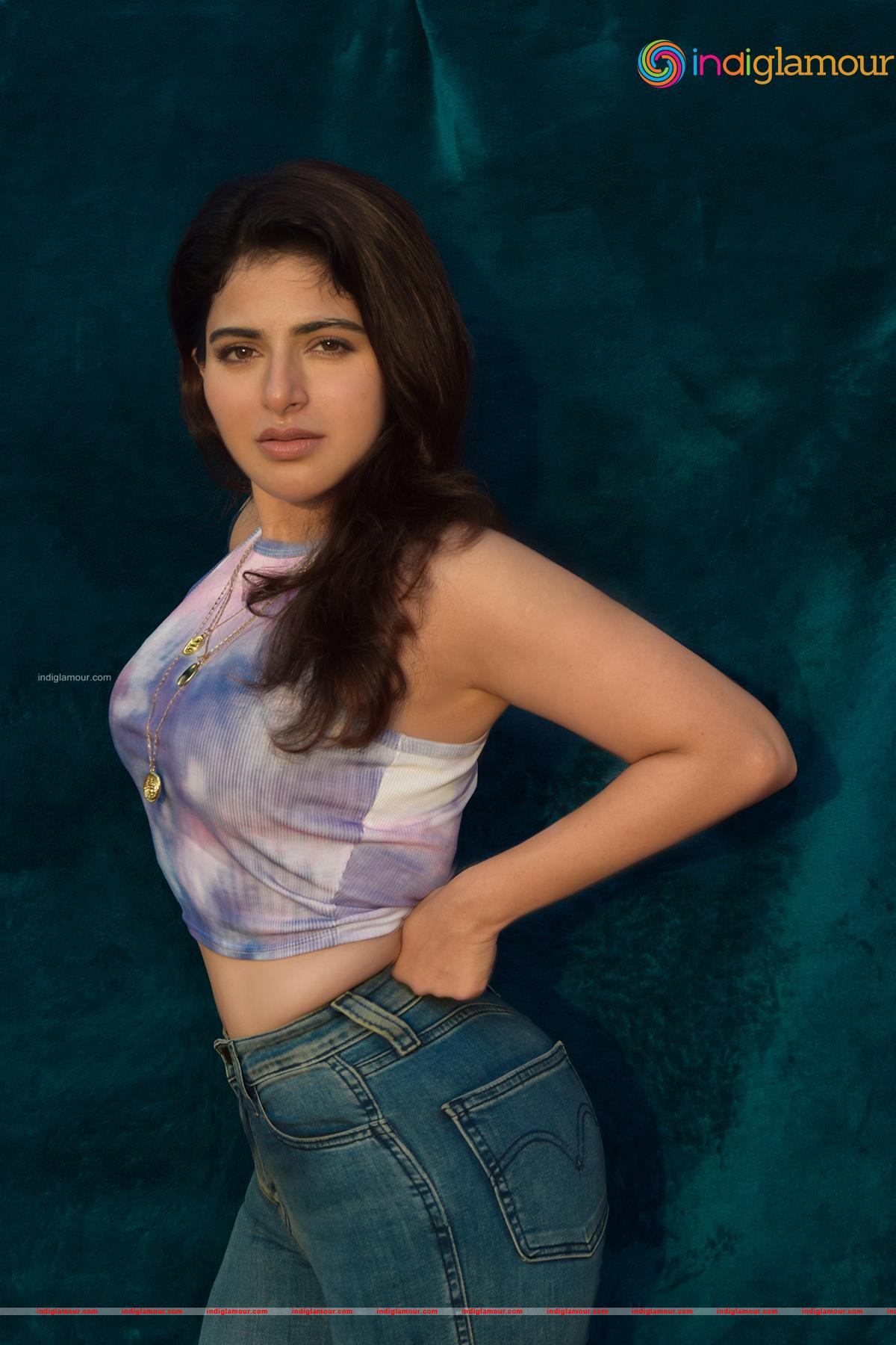Iswarya Menon Actress hd photo