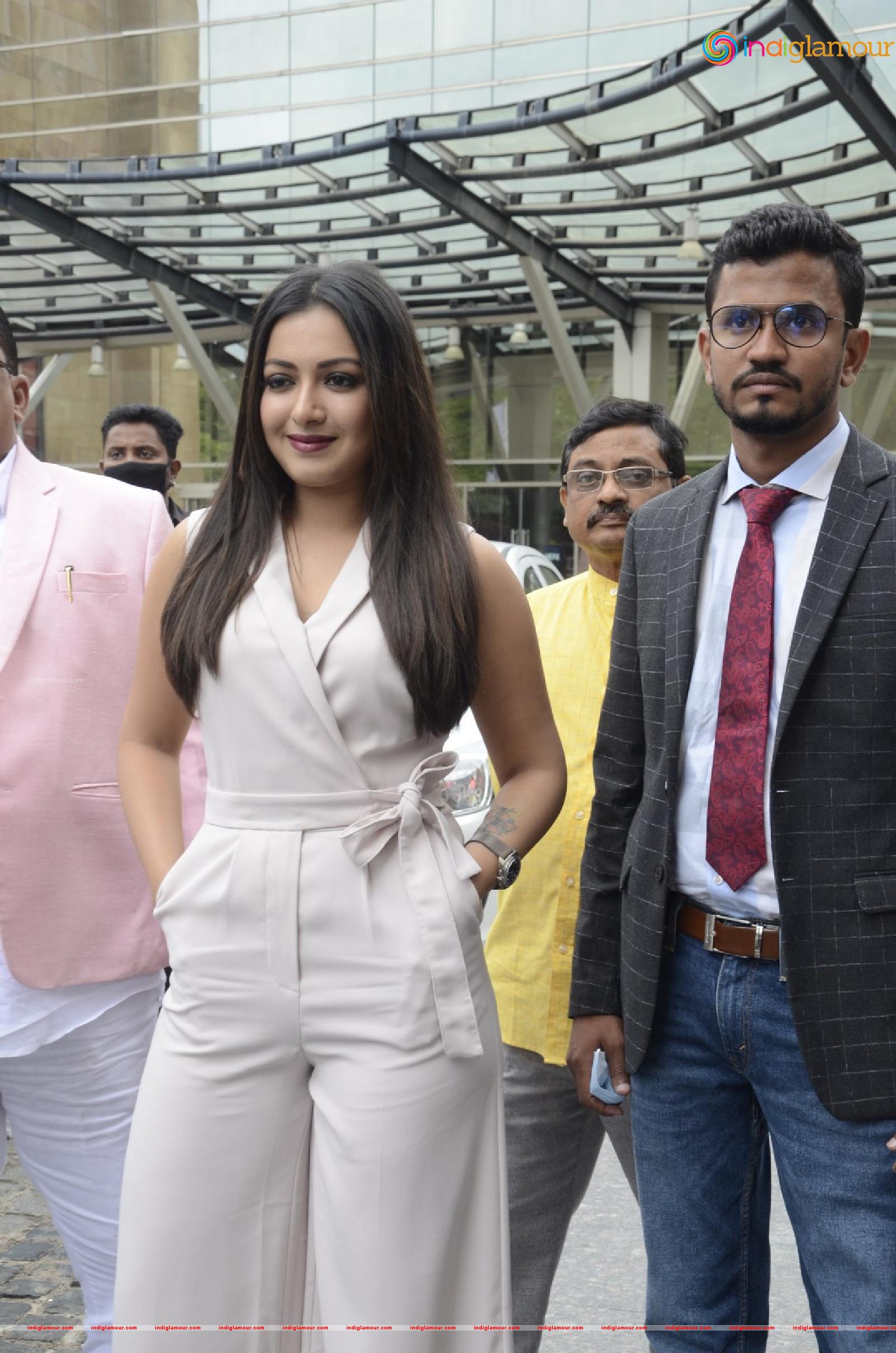 Catherine Tresa Actress hd photo
