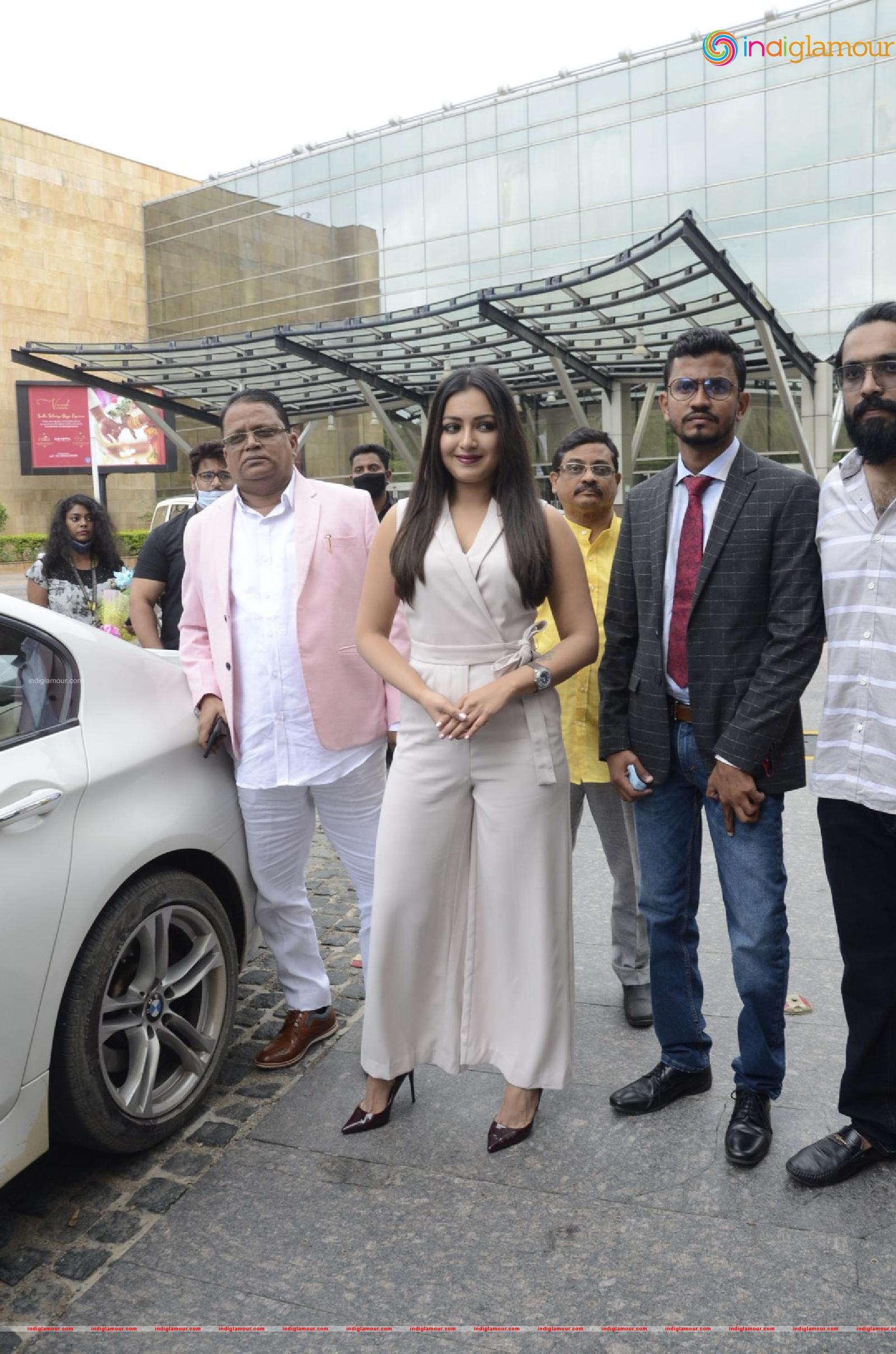 Catherine Tresa Actress hd photo