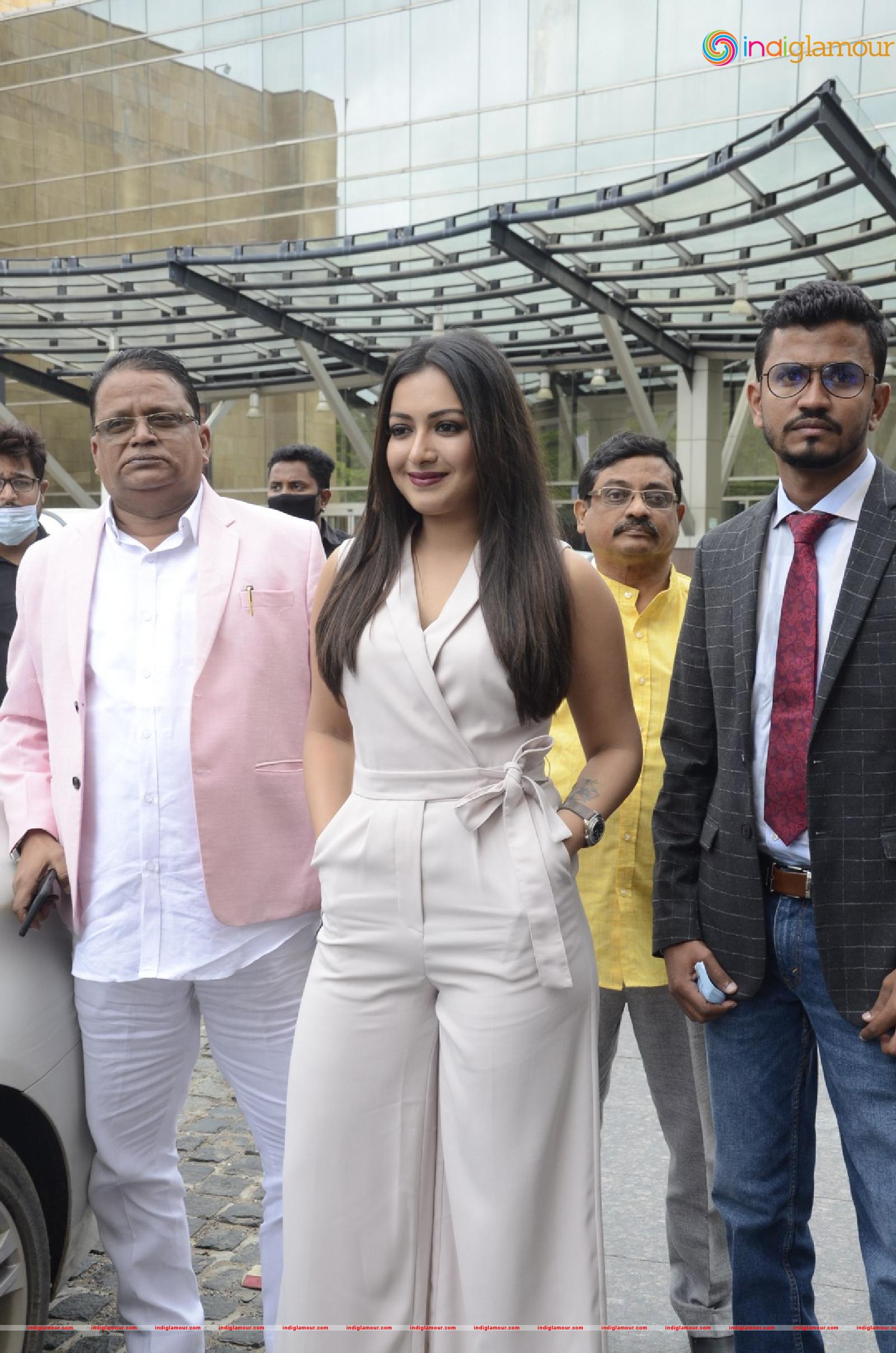 Catherine Tresa Actress hd photo