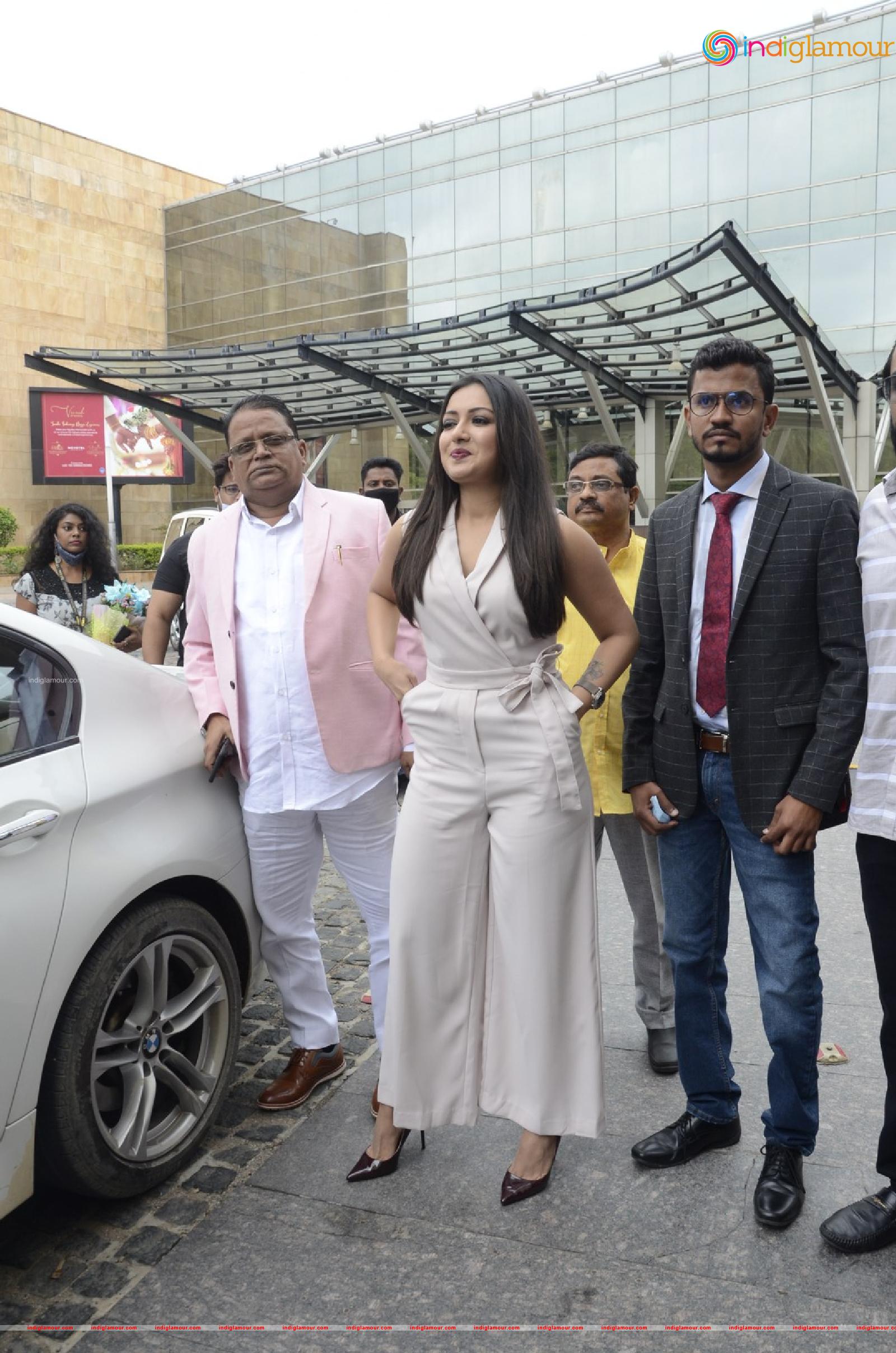 Catherine Tresa Actress hd photo