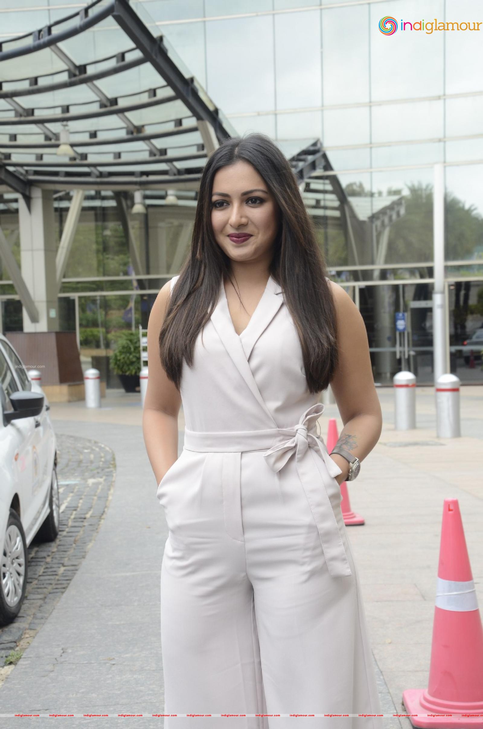 Catherine Tresa Actress hd photo