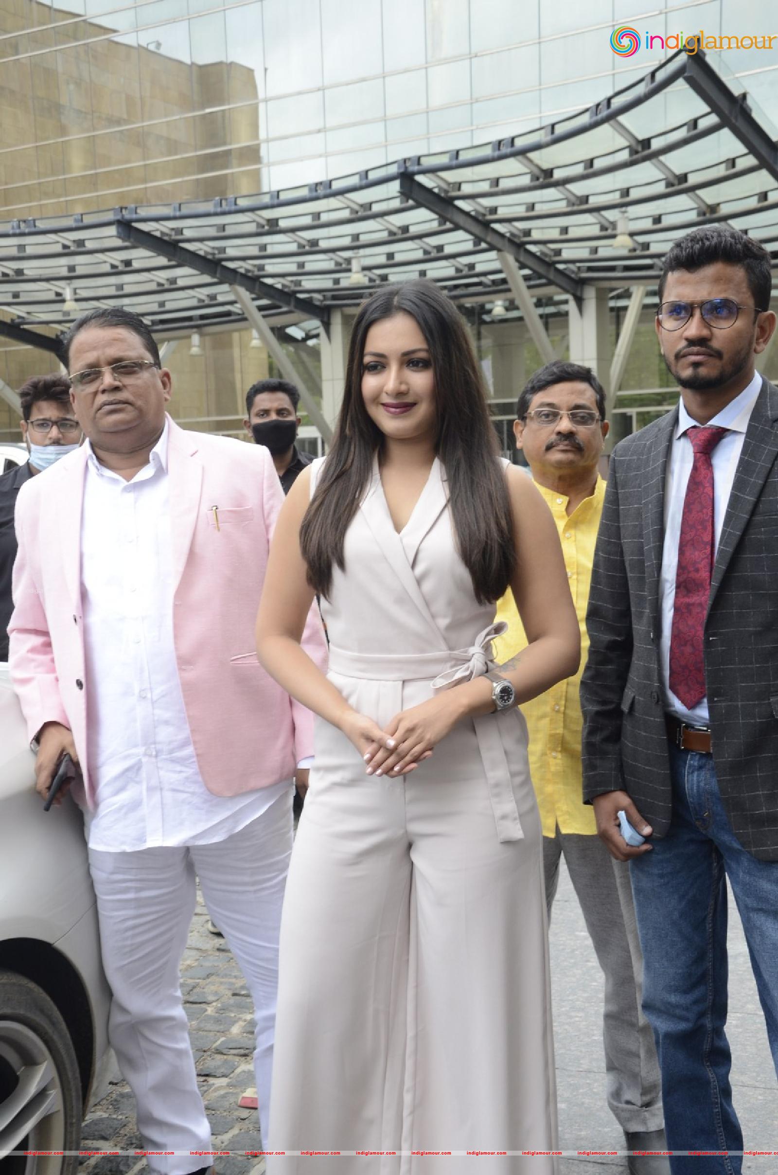 Catherine Tresa Actress hd photo