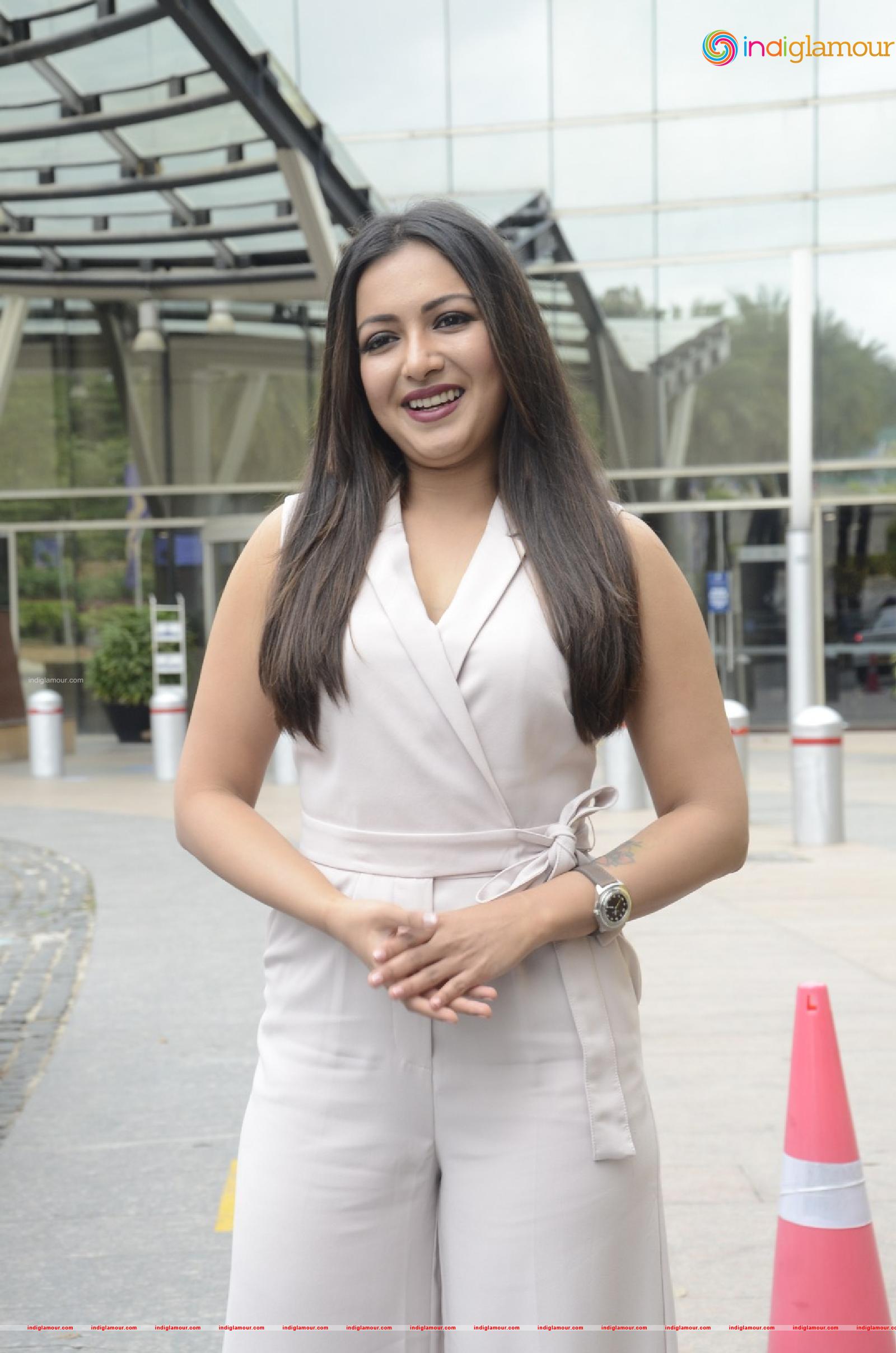 Catherine Tresa Actress hd photo