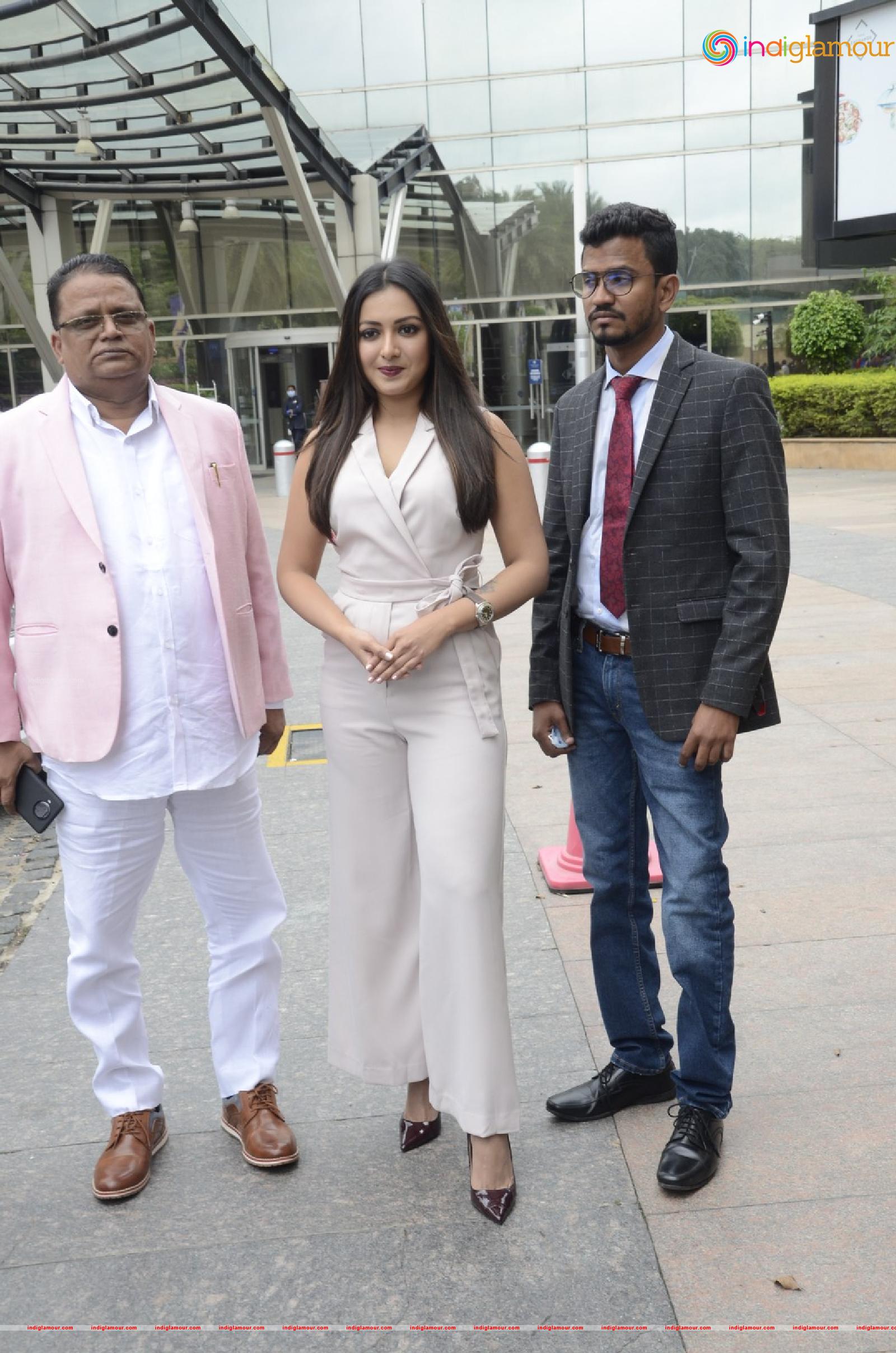 Catherine Tresa Actress hd photo