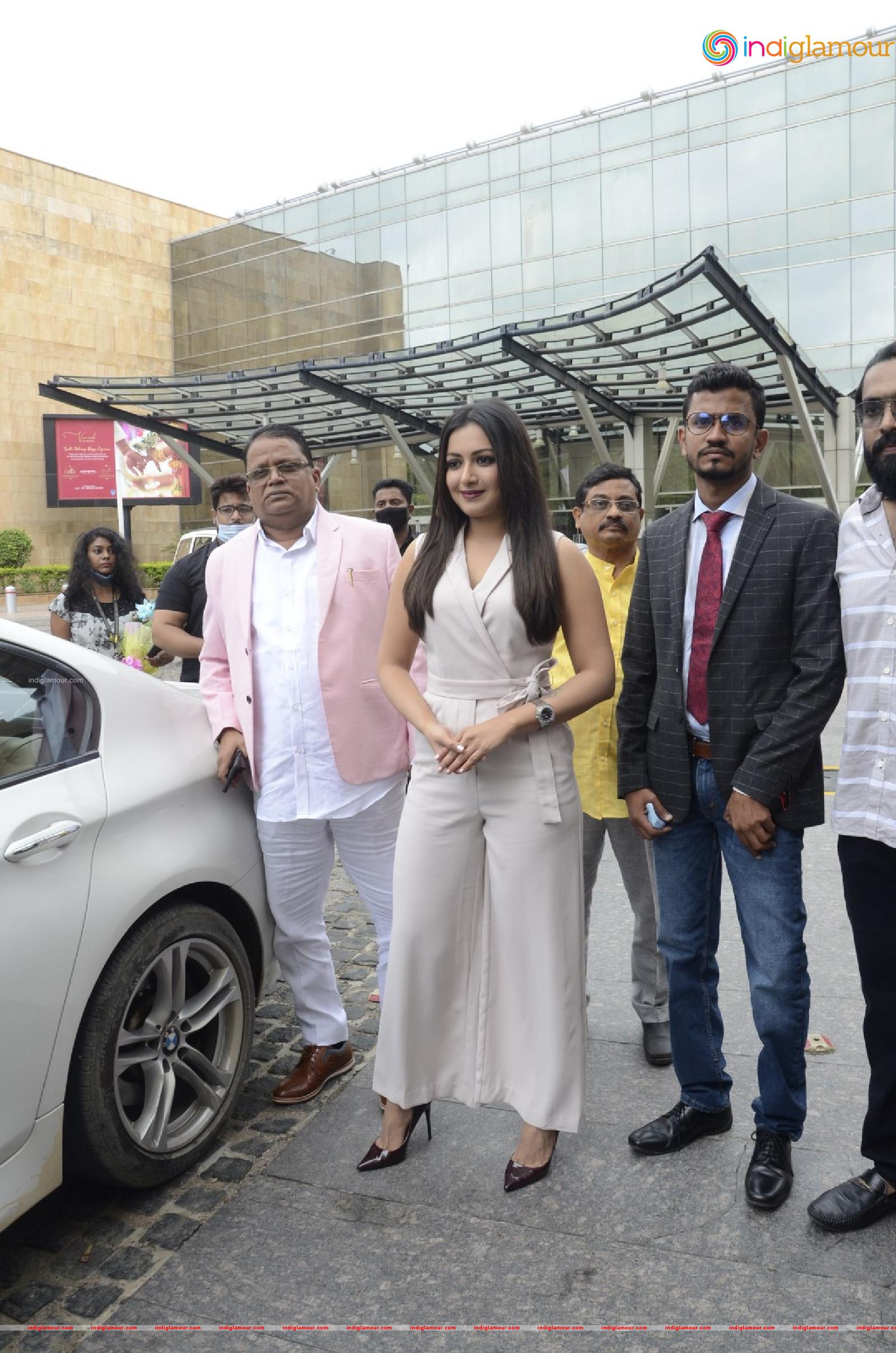 Catherine Tresa Actress hd photo