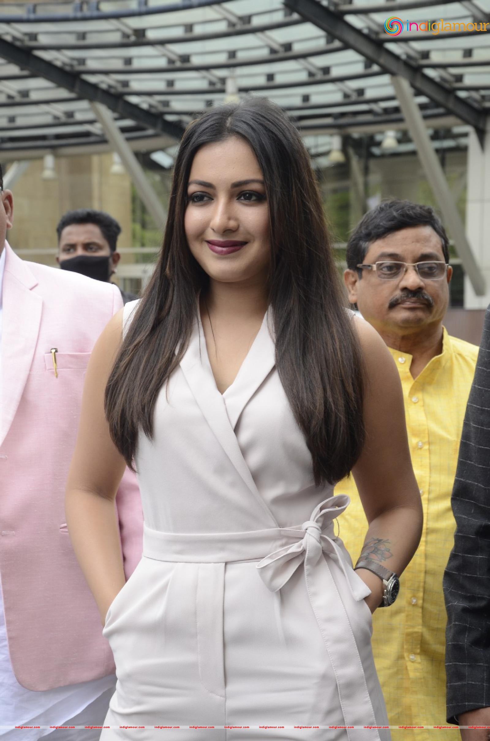 Catherine Tresa Actress hd photo