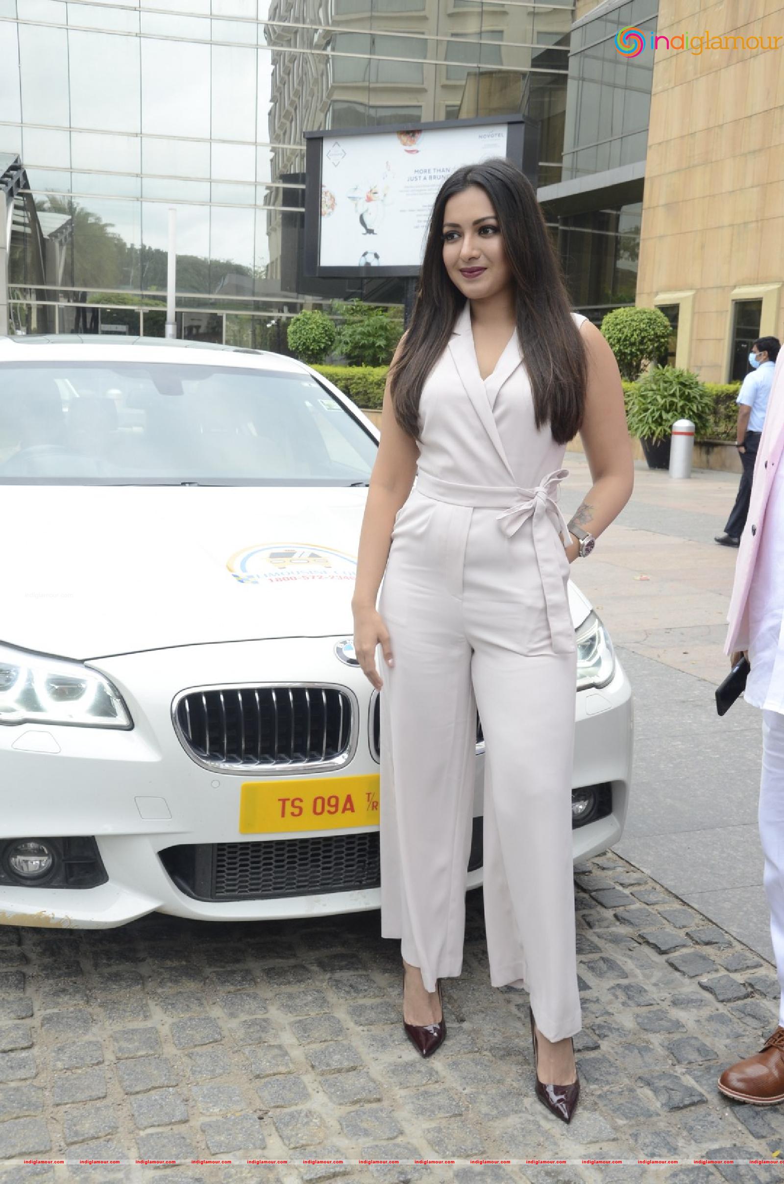 Catherine Tresa Actress hd photo
