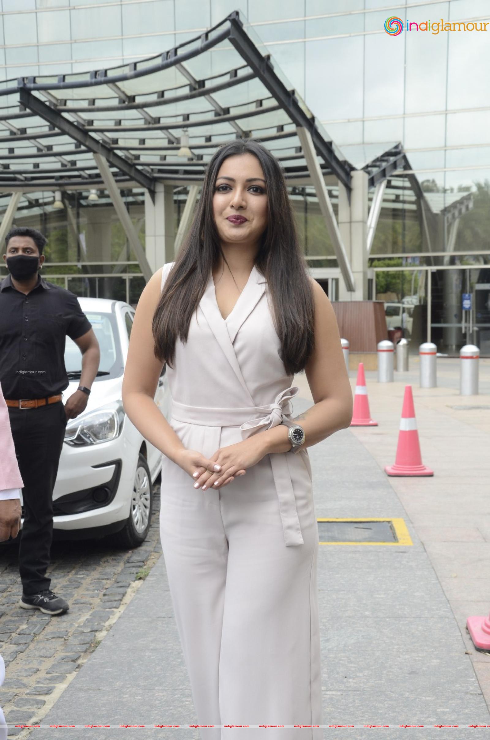 Catherine Tresa Actress hd photo