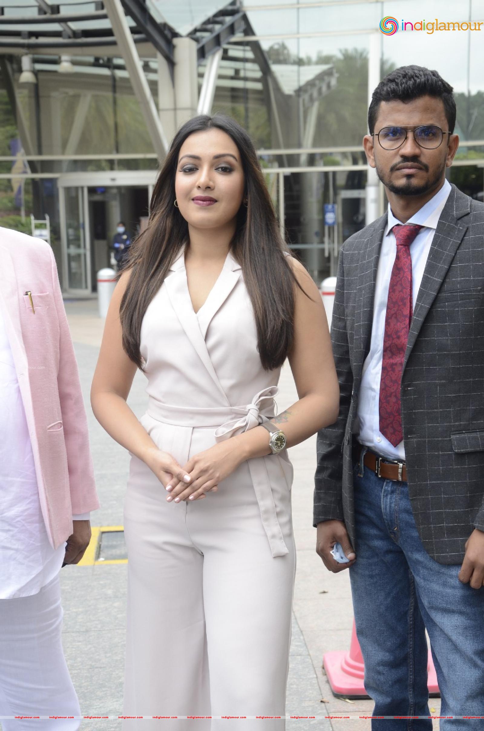 Catherine Tresa Actress hd photo
