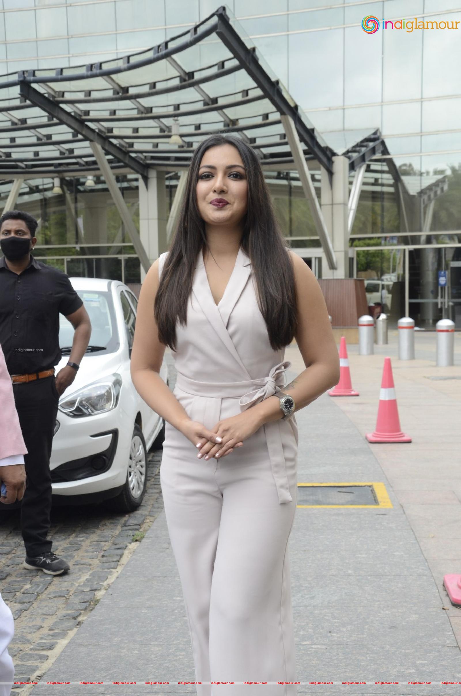Catherine Tresa Actress hd photo