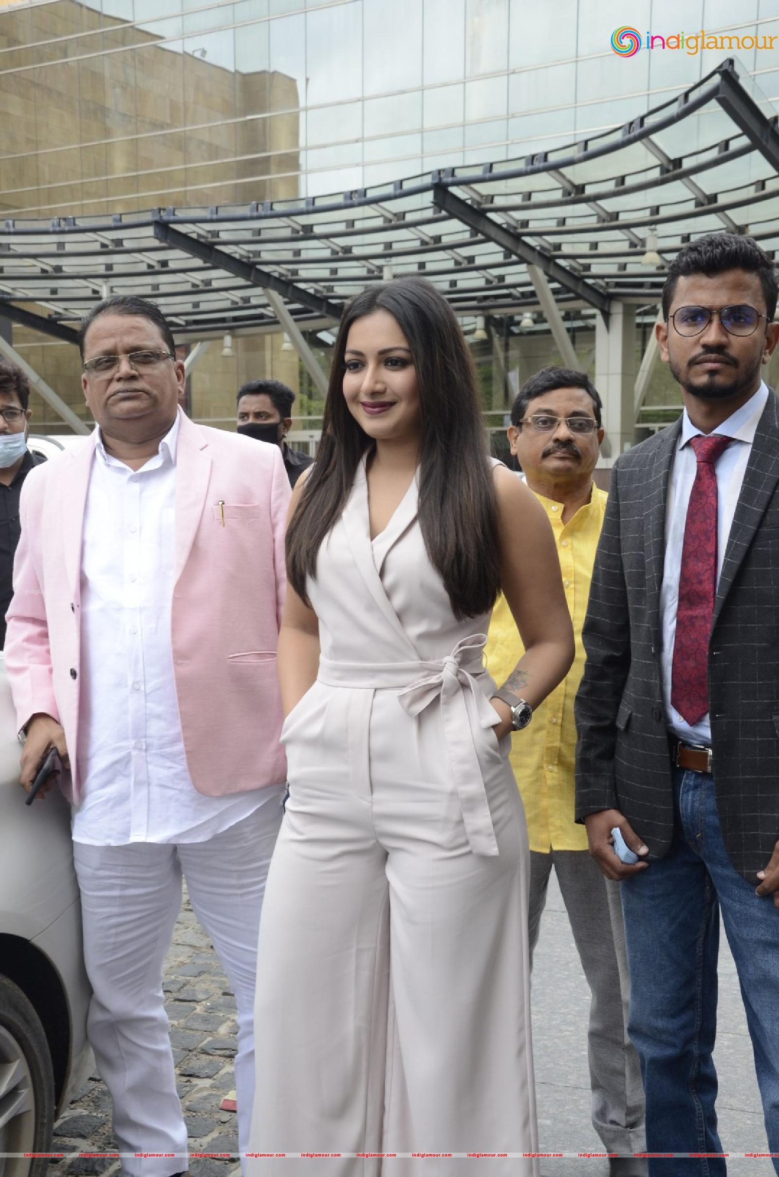Catherine Tresa Actress hd photo