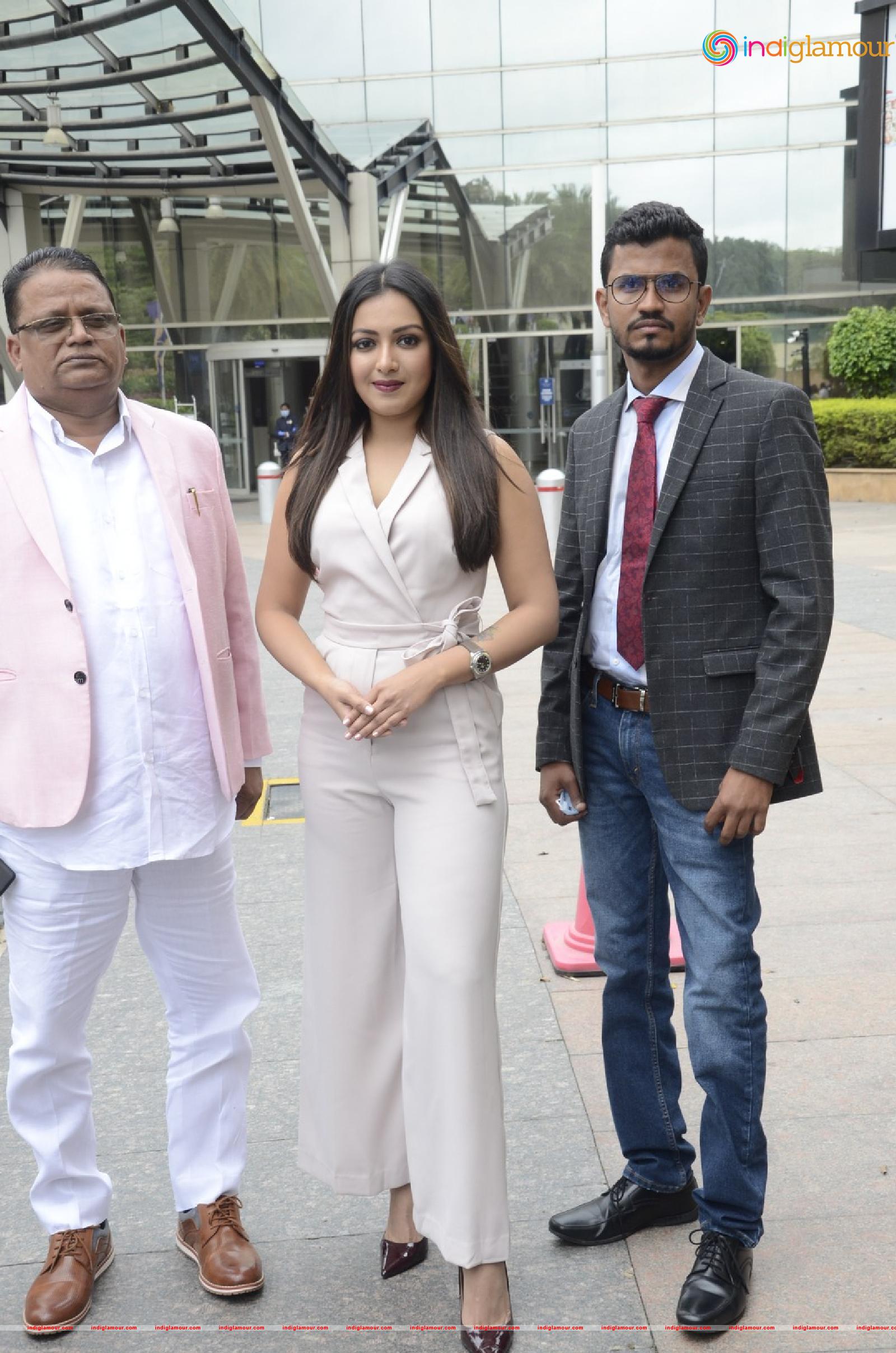 Catherine Tresa Actress hd photo