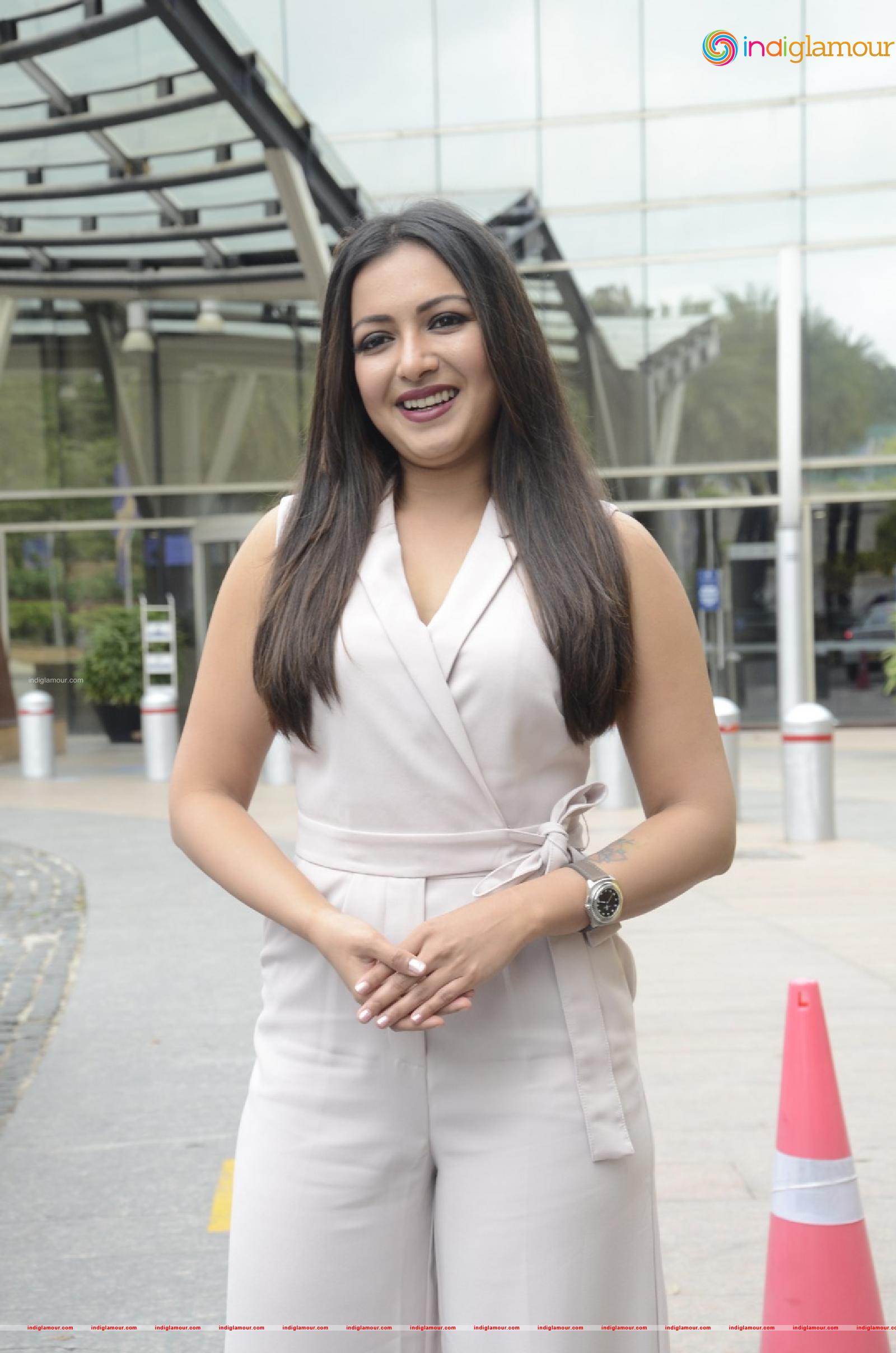 Catherine Tresa Actress hd photo