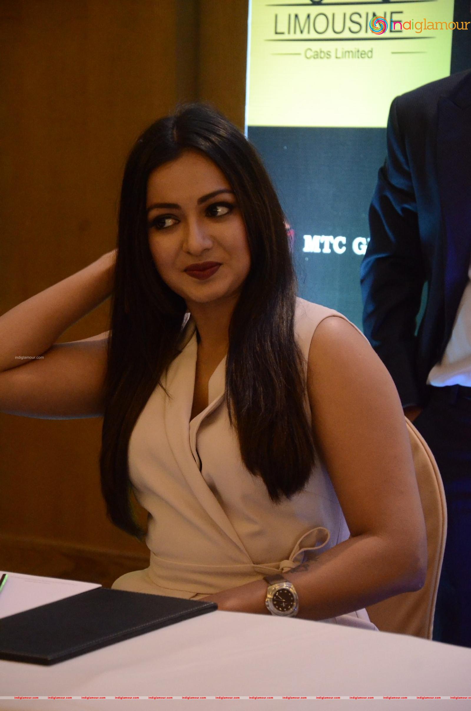 Catherine Tresa Actress hd photo