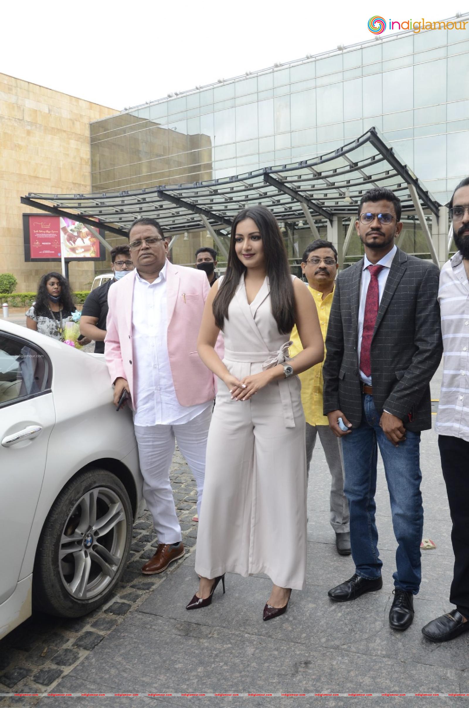 Catherine Tresa Actress hd photo