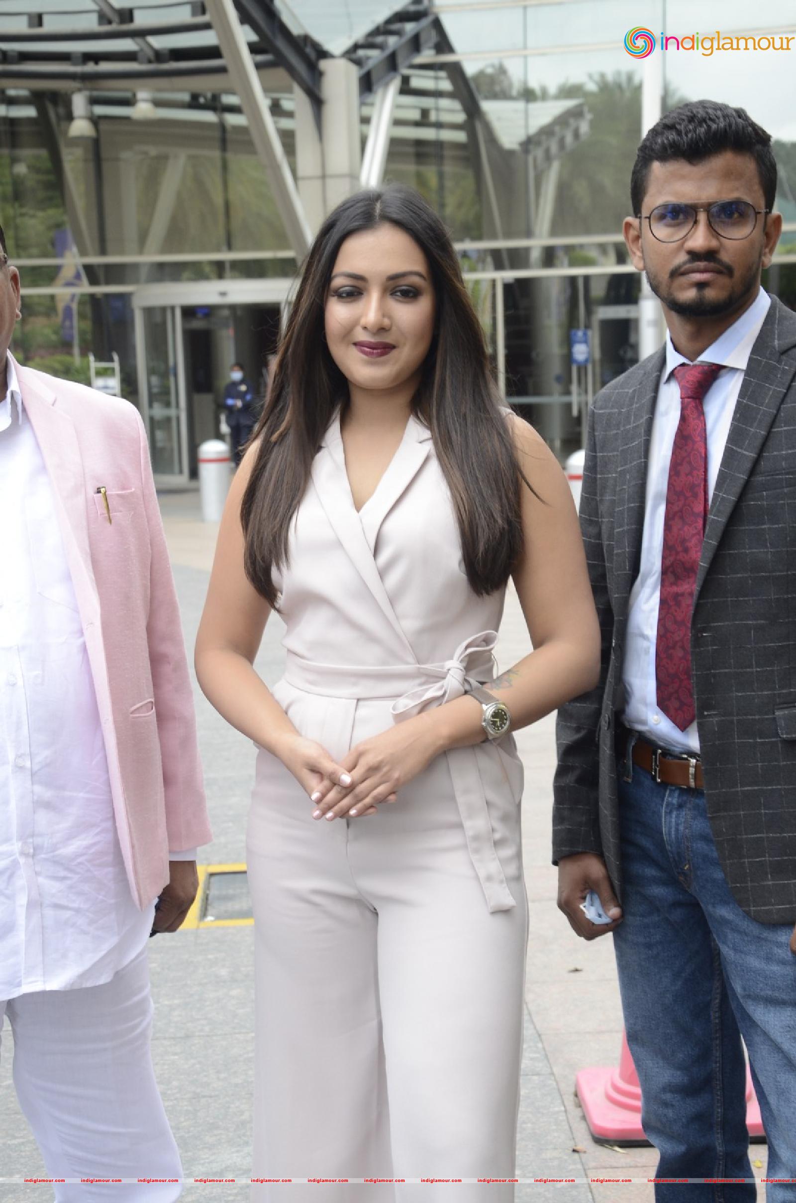 Catherine Tresa Actress hd photo