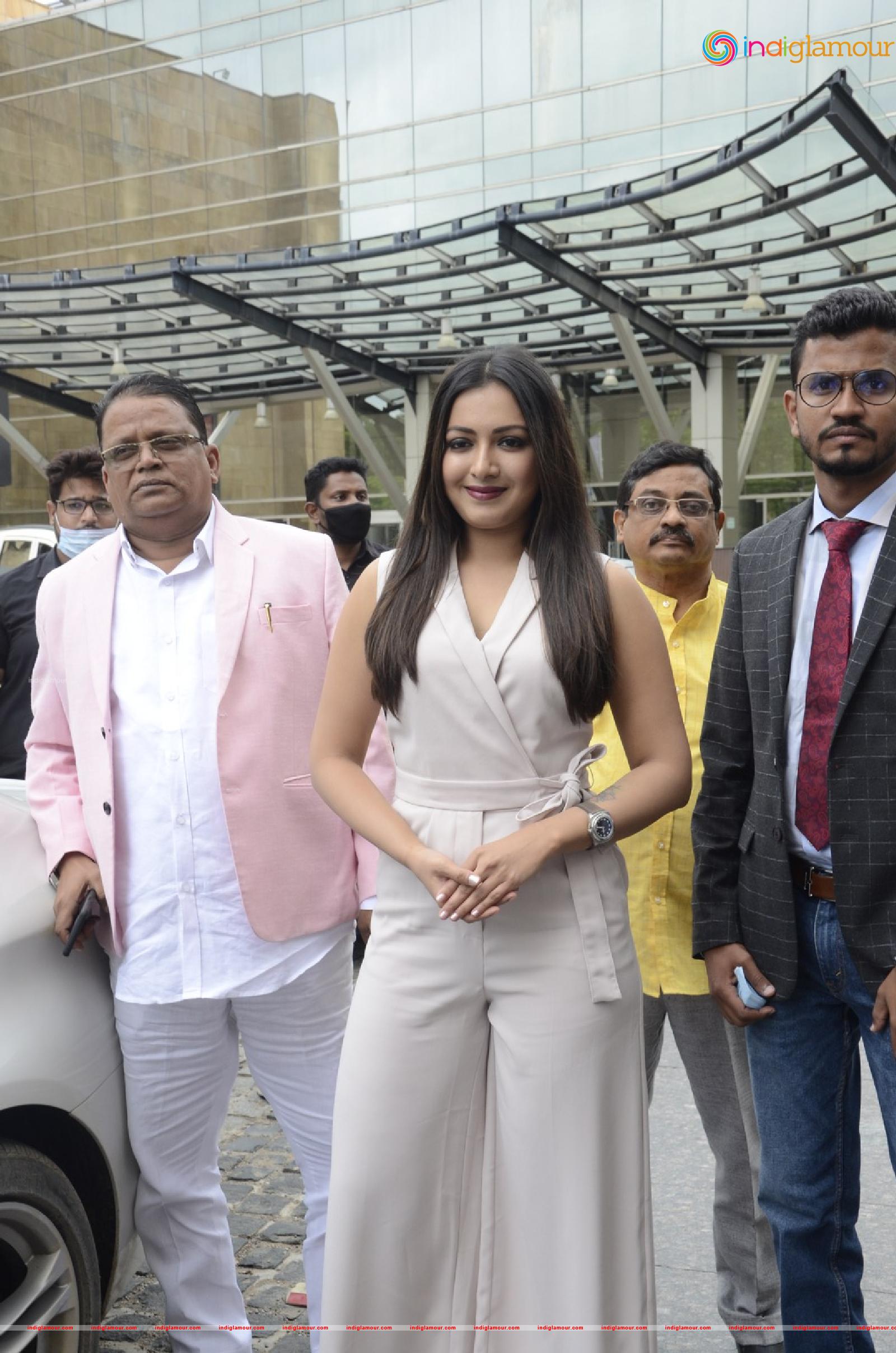 Catherine Tresa Actress hd photo