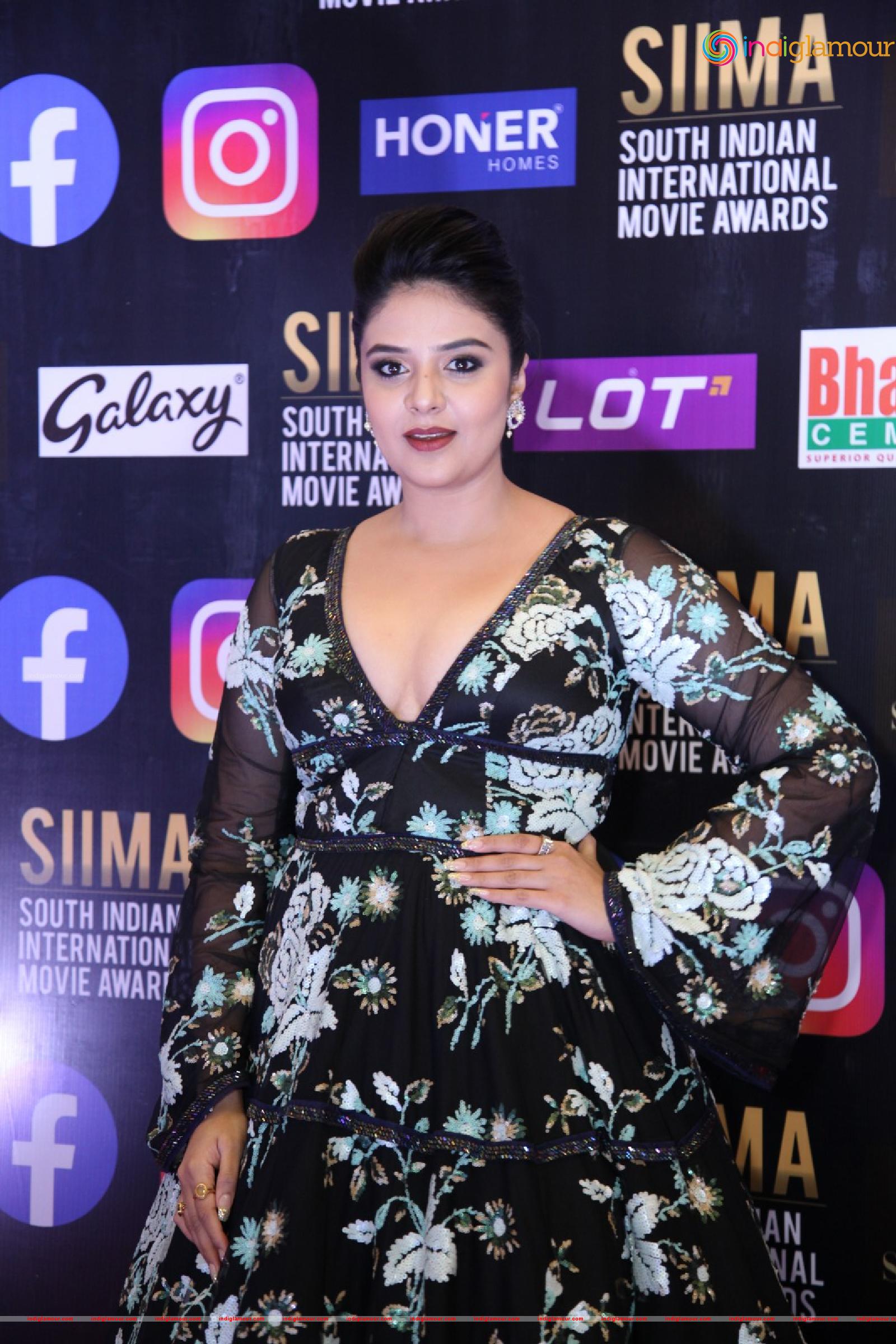 Sree Mukhi Actress hd photo