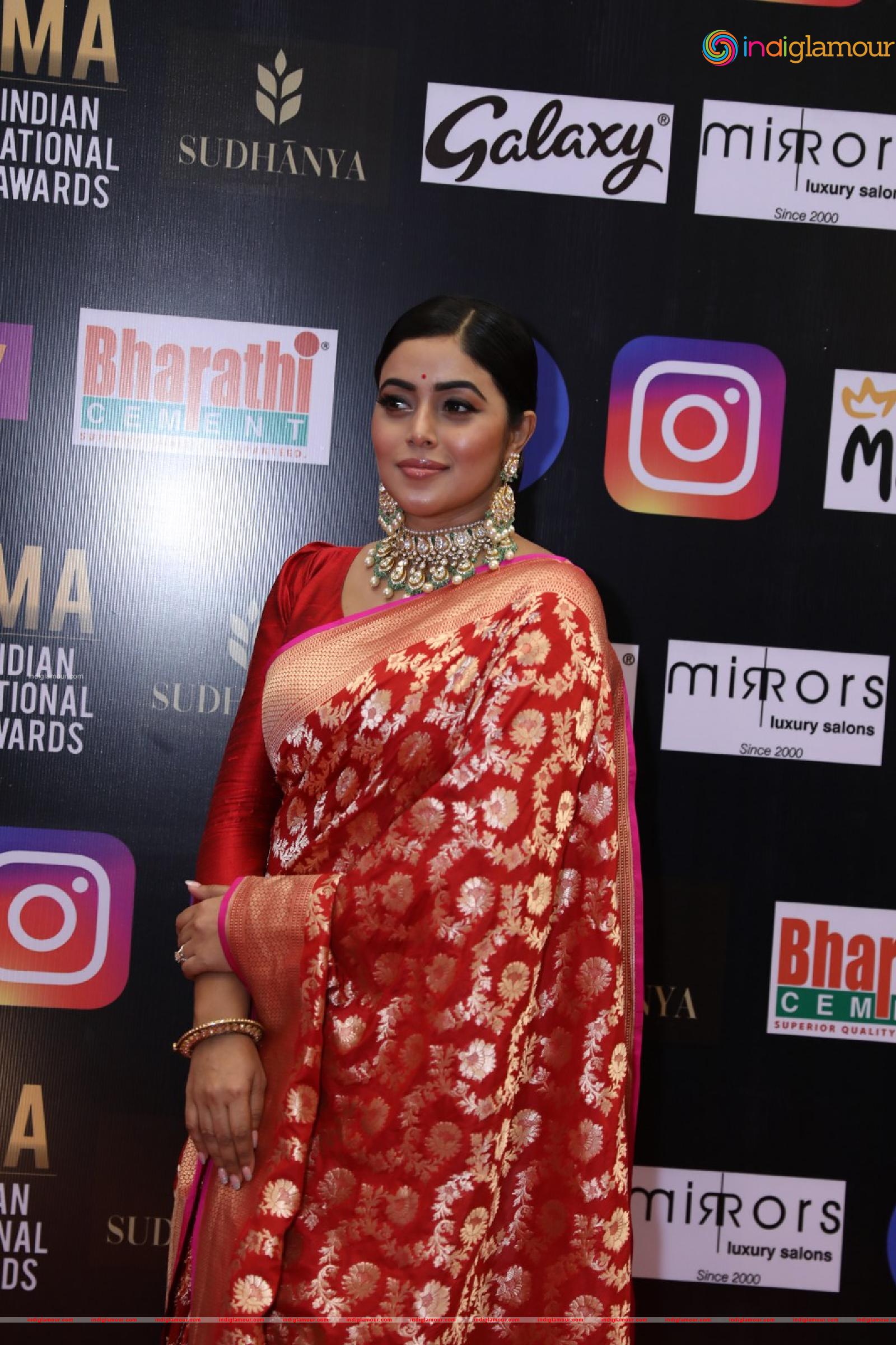 Poorna Actress hd photo