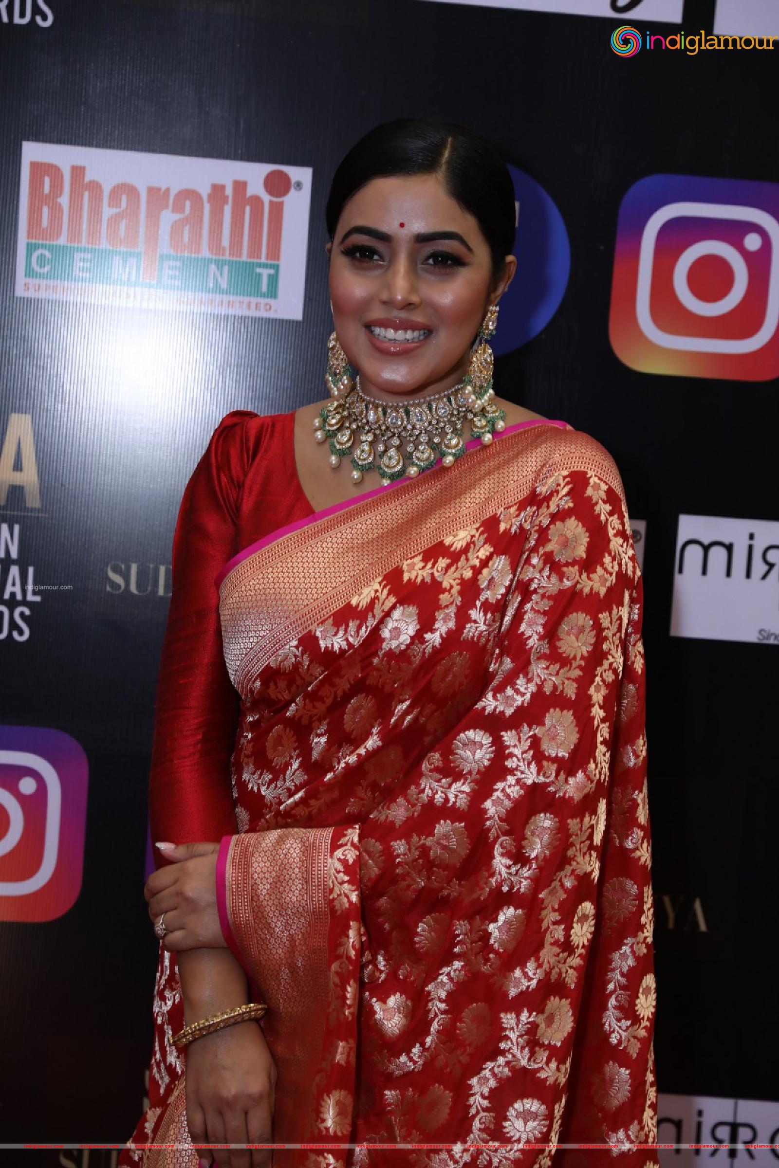 Poorna Actress hd photo