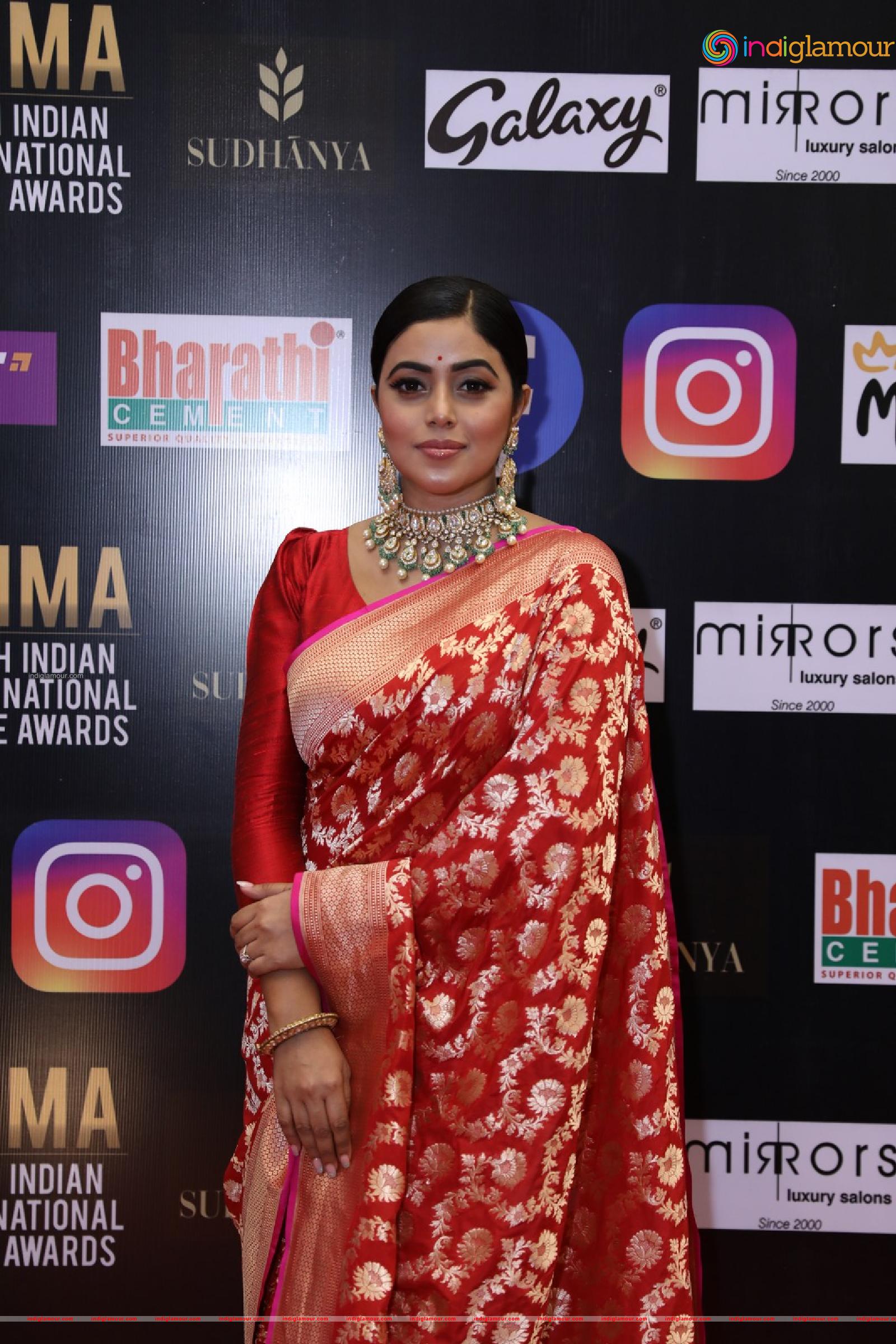 Poorna Actress hd photo