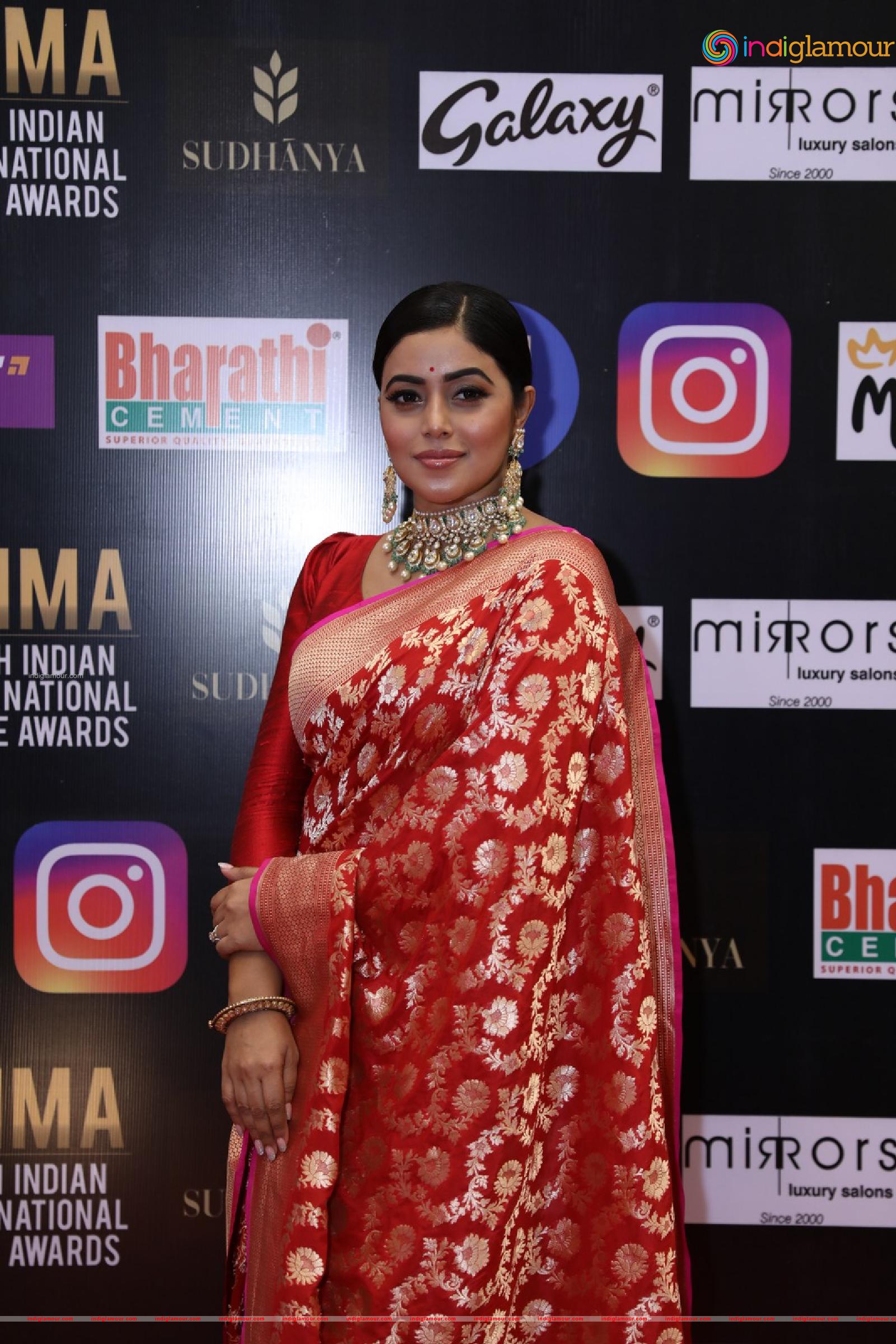Poorna Actress hd photo