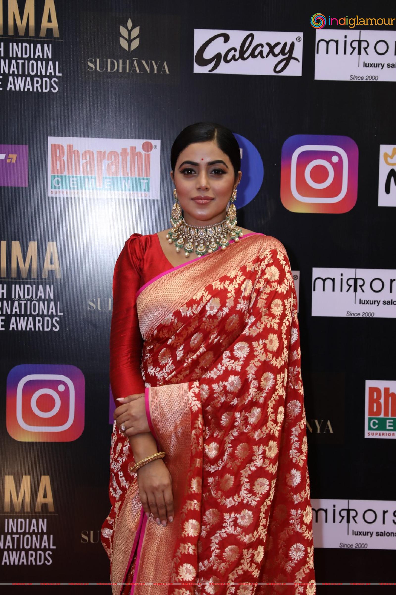 Poorna Actress hd photo
