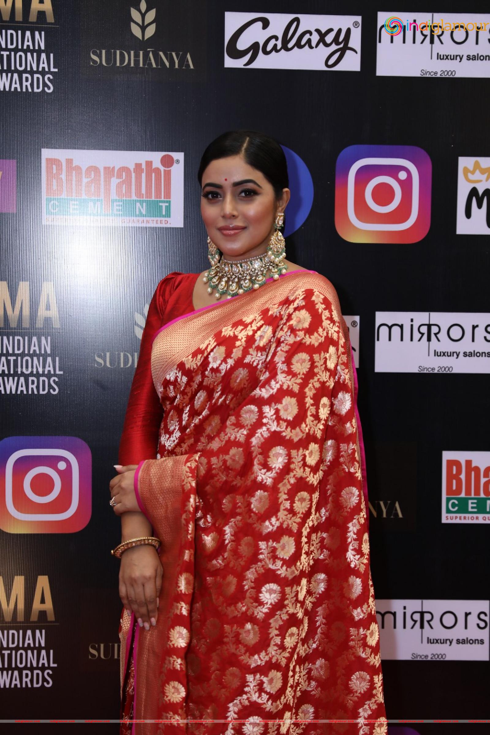 Poorna Actress hd photo