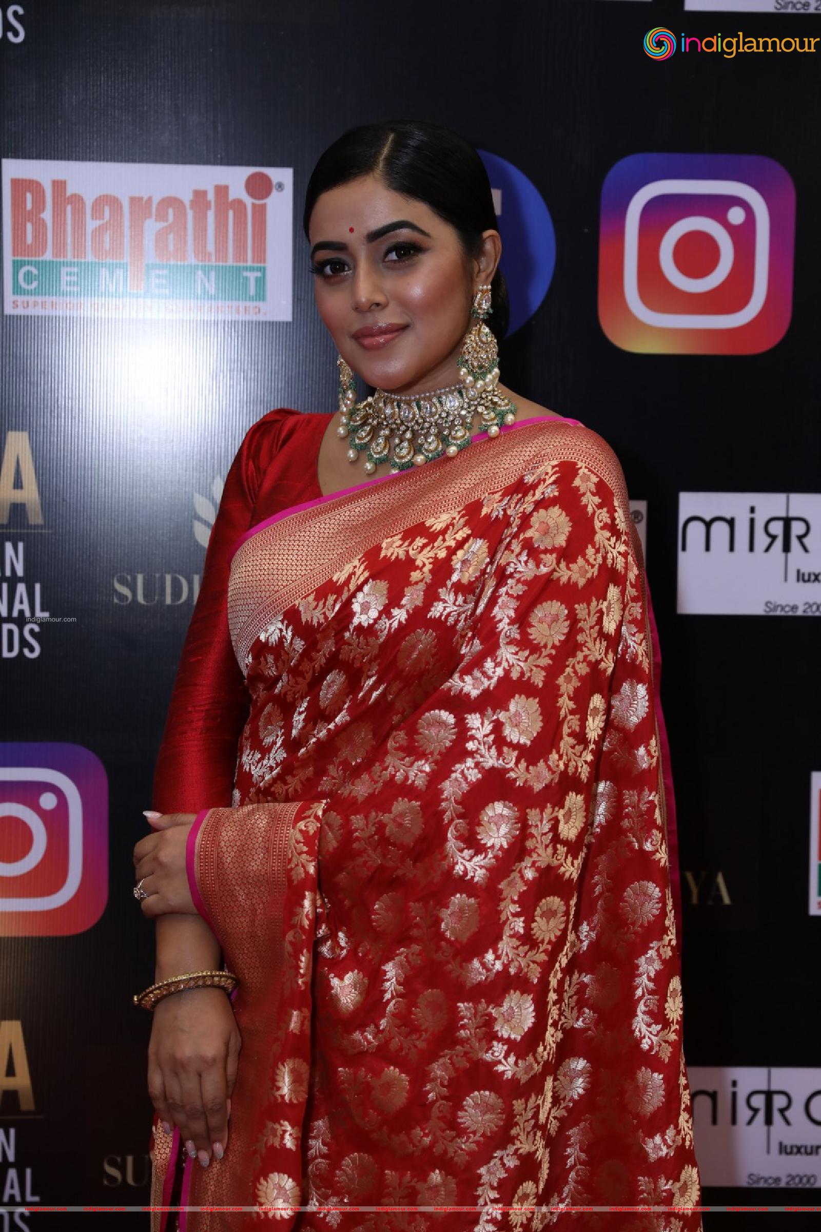Poorna Actress hd photo