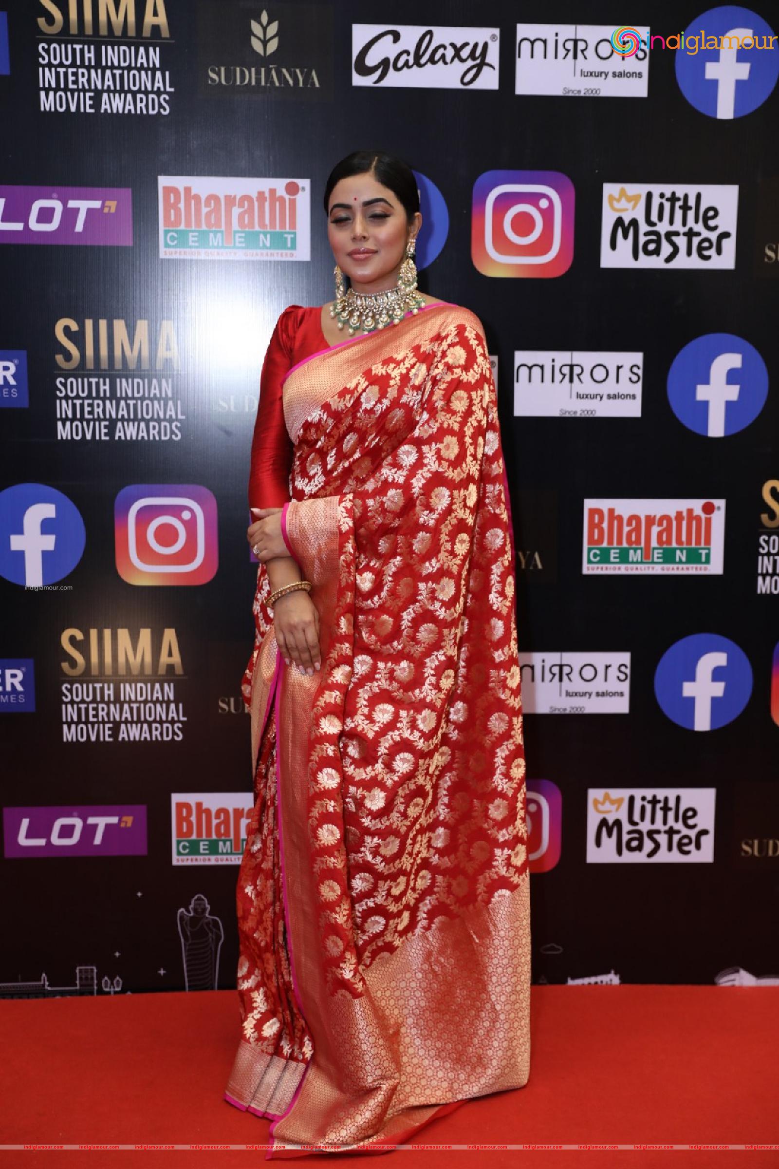 Poorna Actress hd photo