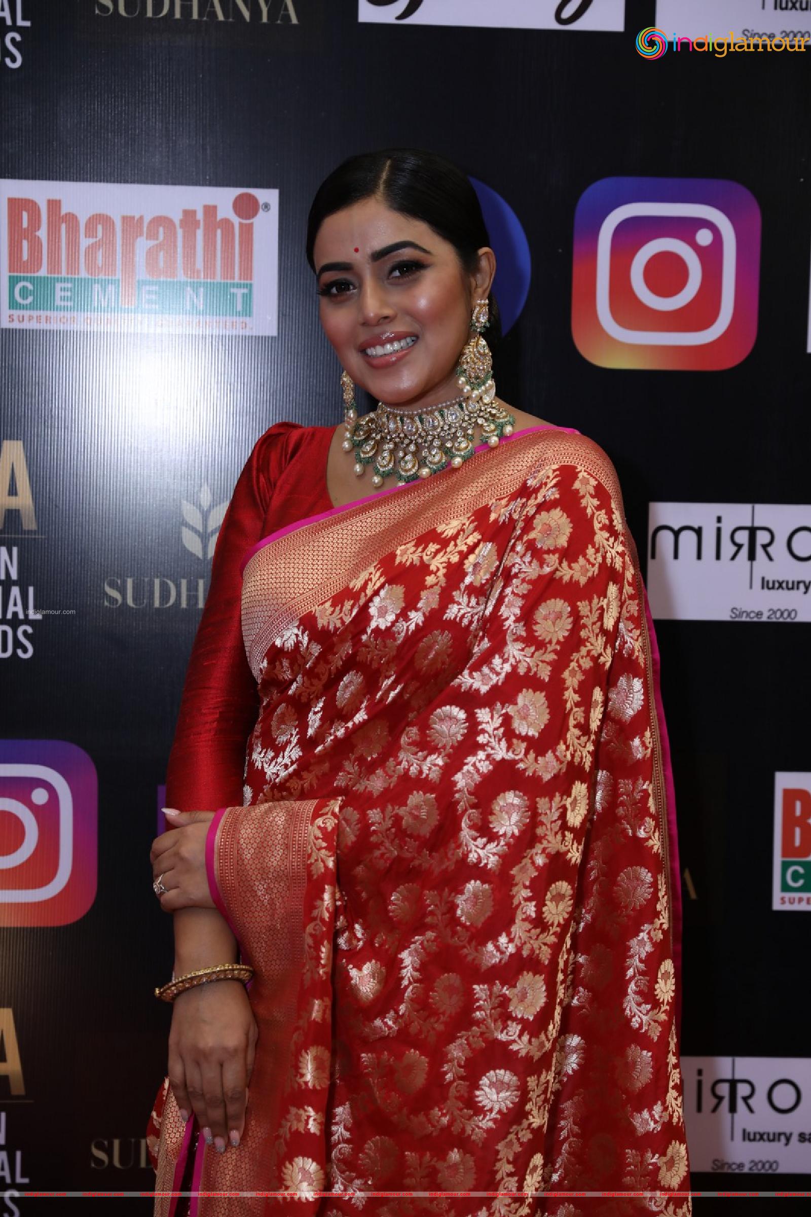 Poorna Actress hd photo