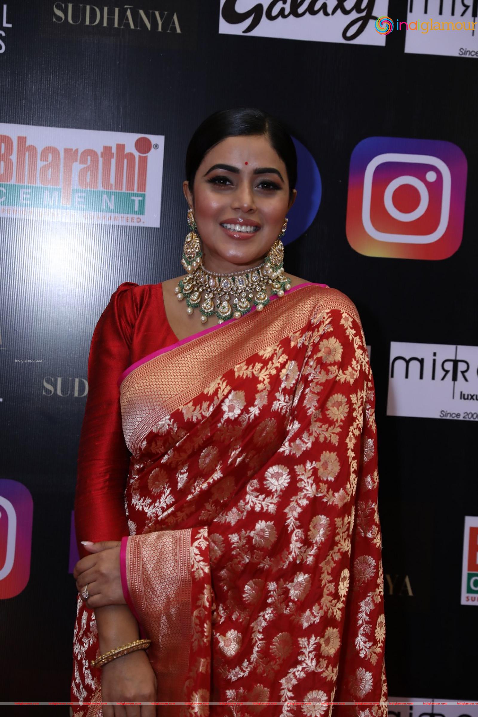 Poorna Actress hd photo