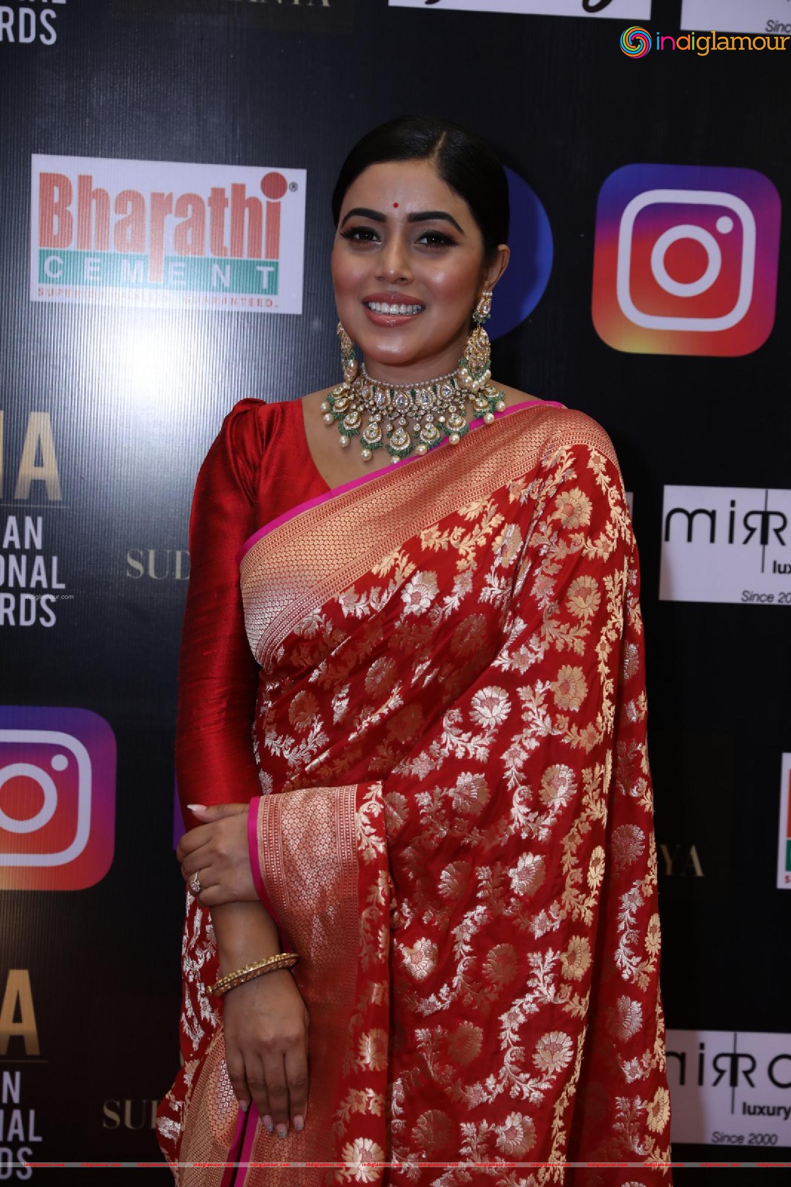 Poorna Actress hd photo