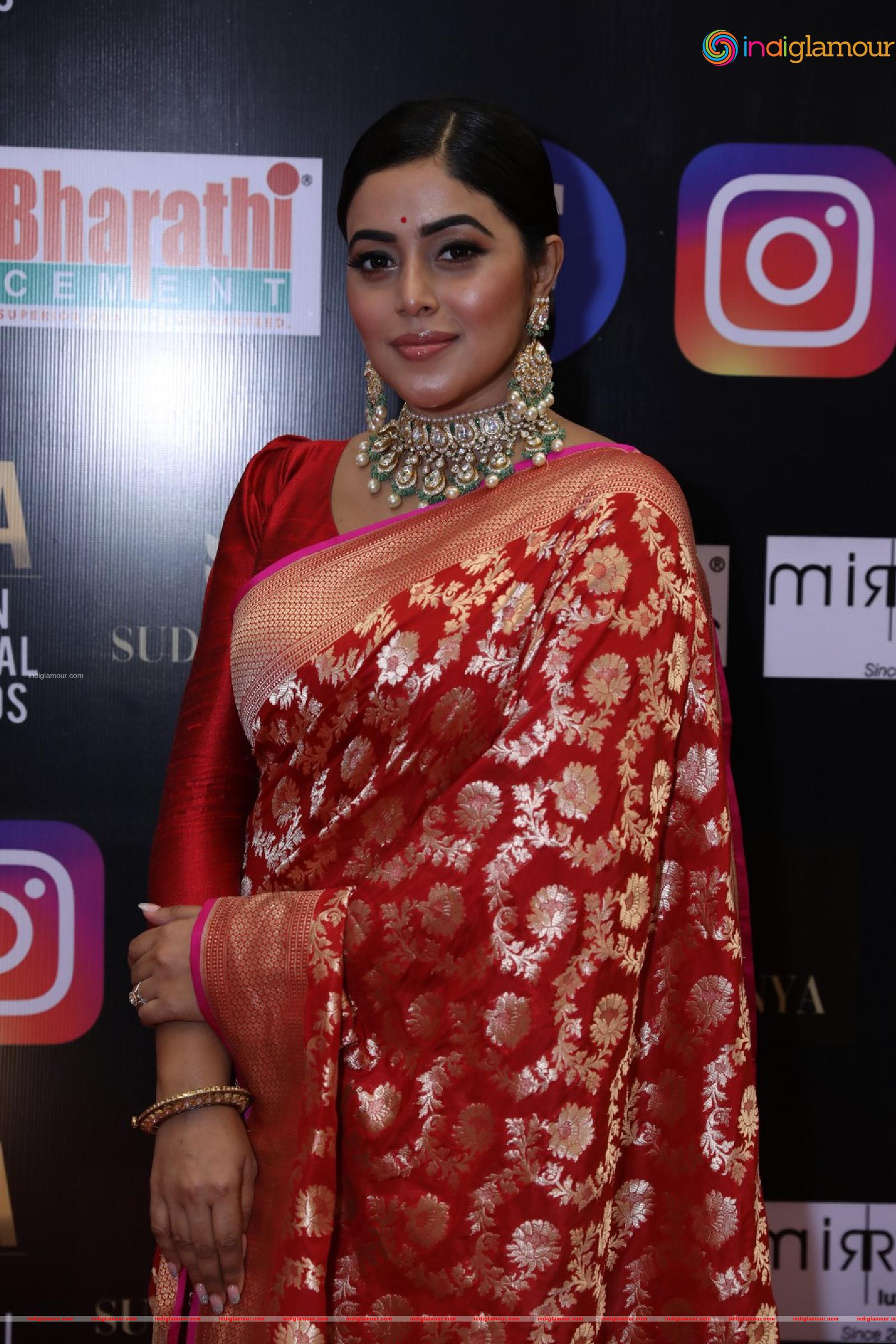 Poorna Actress hd photo