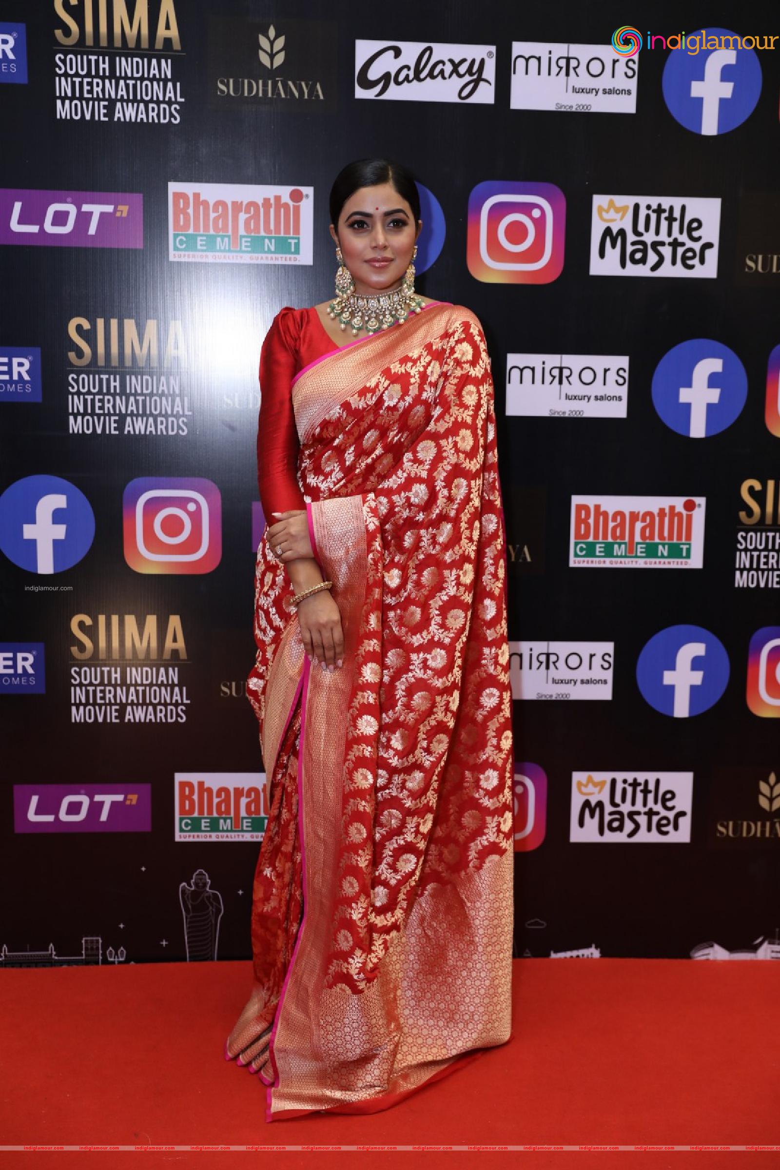 Poorna Actress hd photo