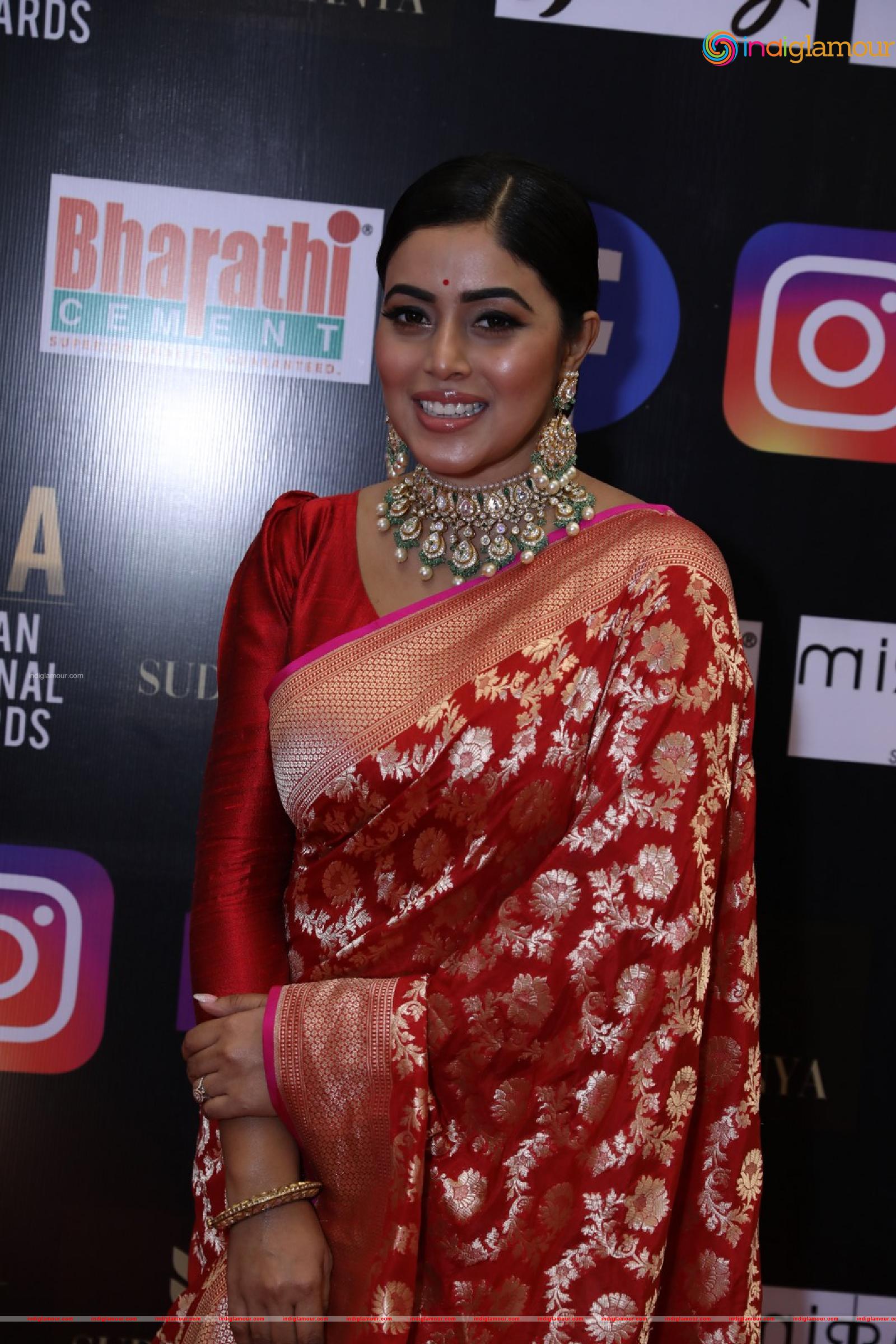 Poorna Actress hd photo