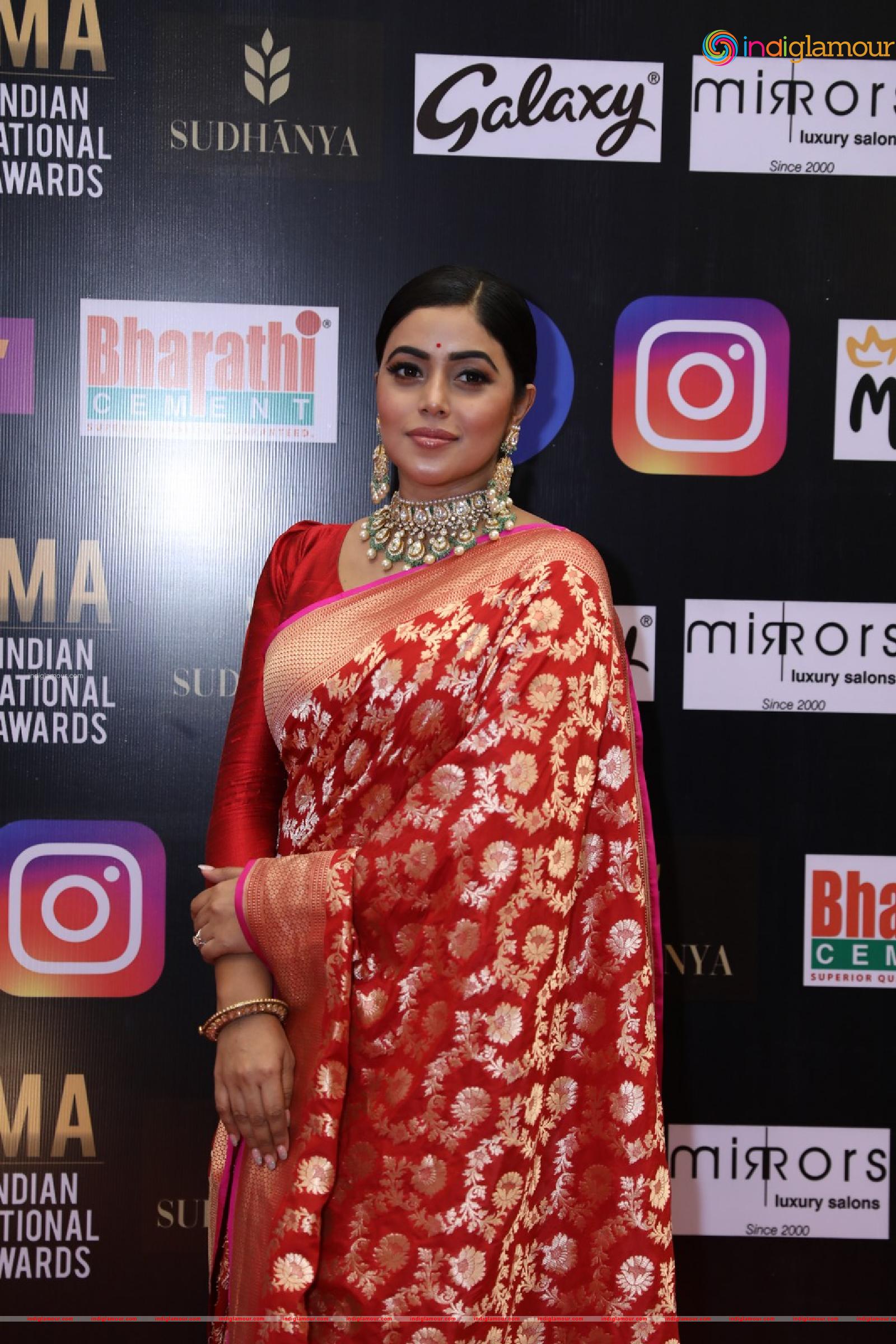Poorna Actress hd photo