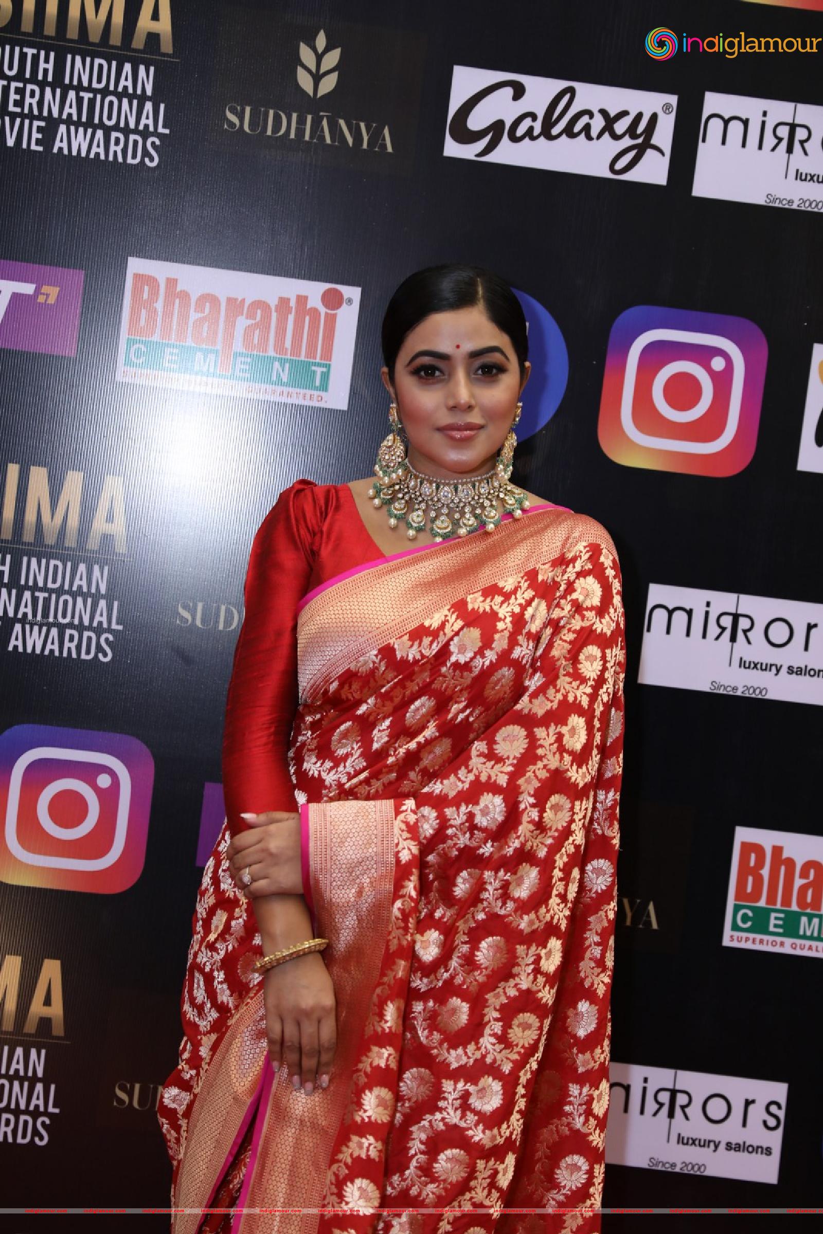 Poorna Actress hd photo