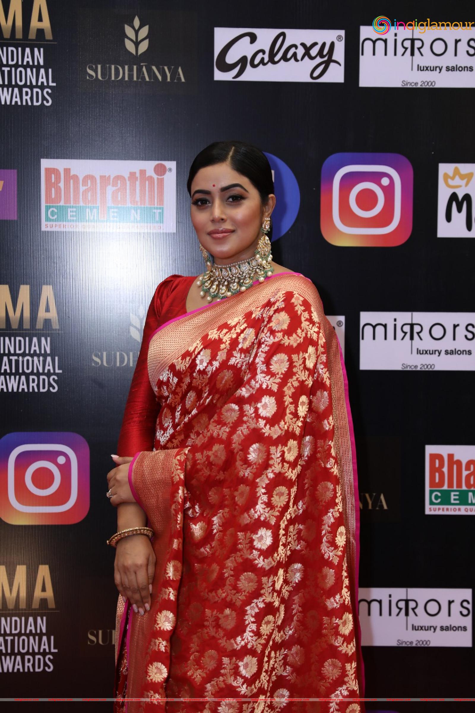 Poorna Actress hd photo