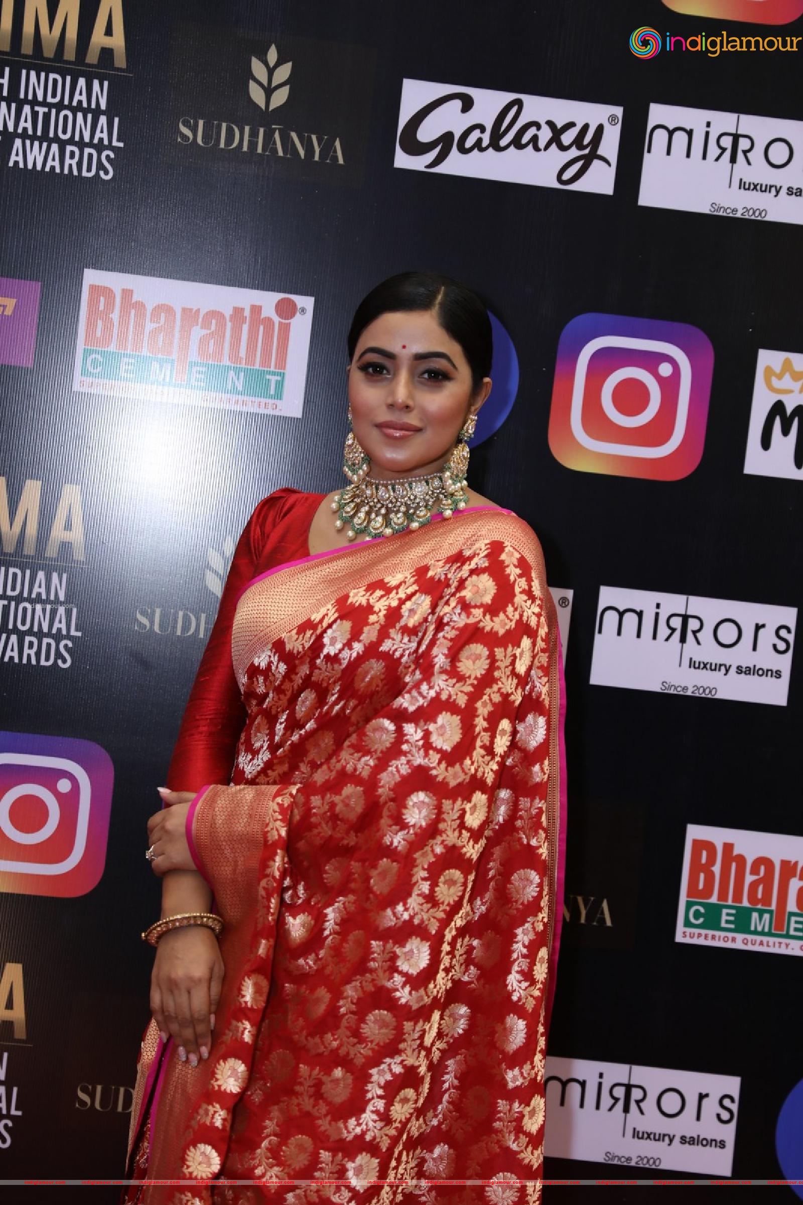 Poorna Actress hd photo