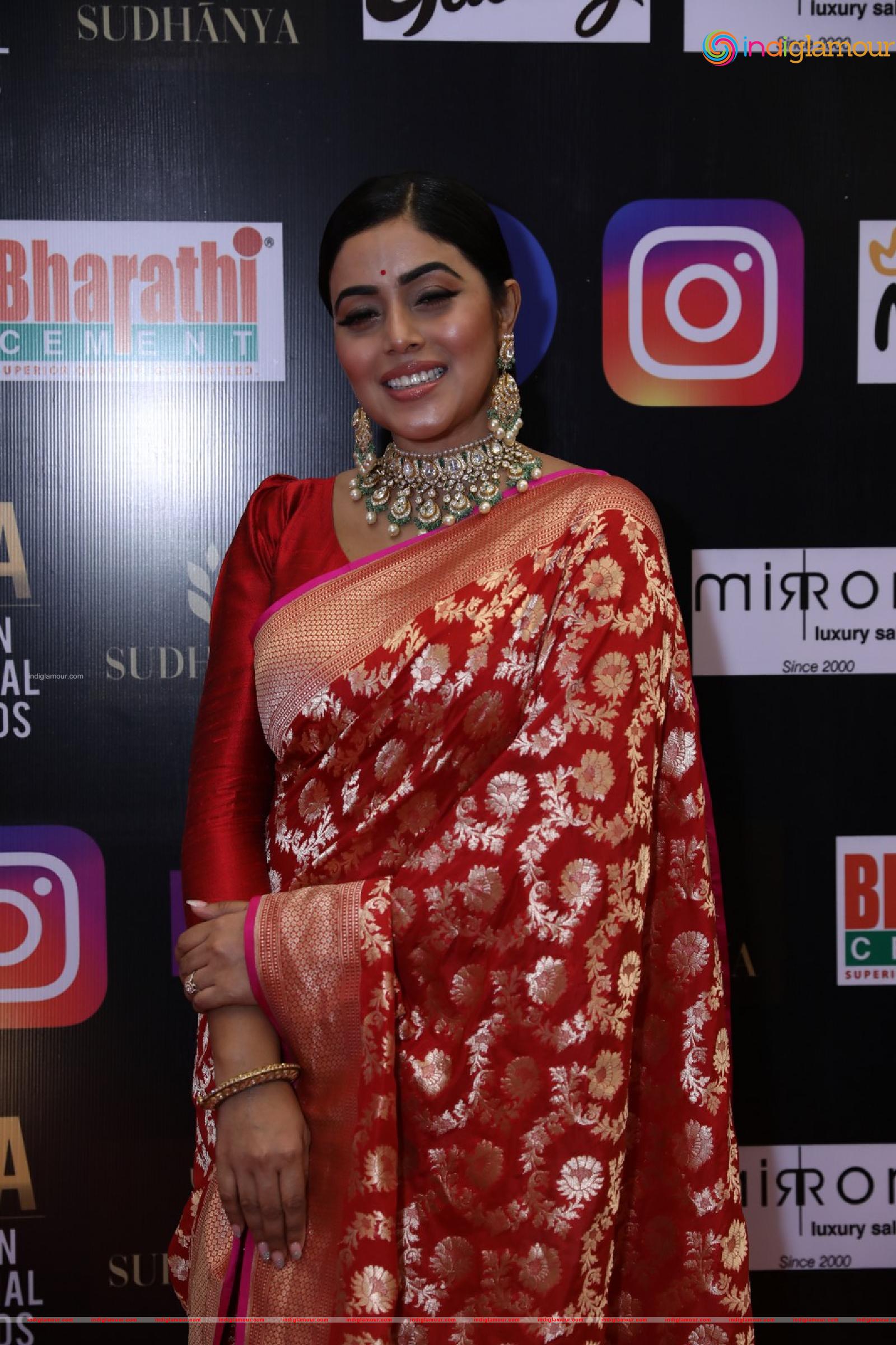 Poorna Actress hd photo