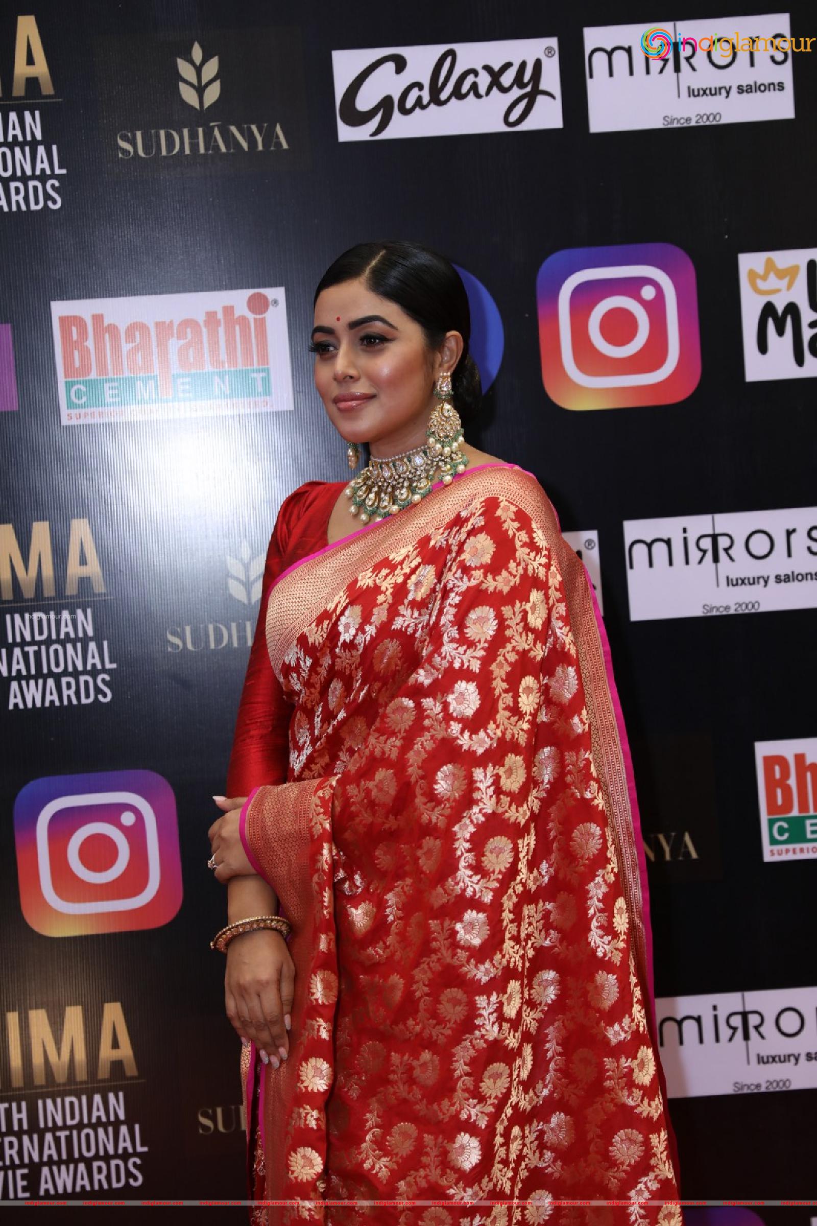 Poorna Actress hd photo