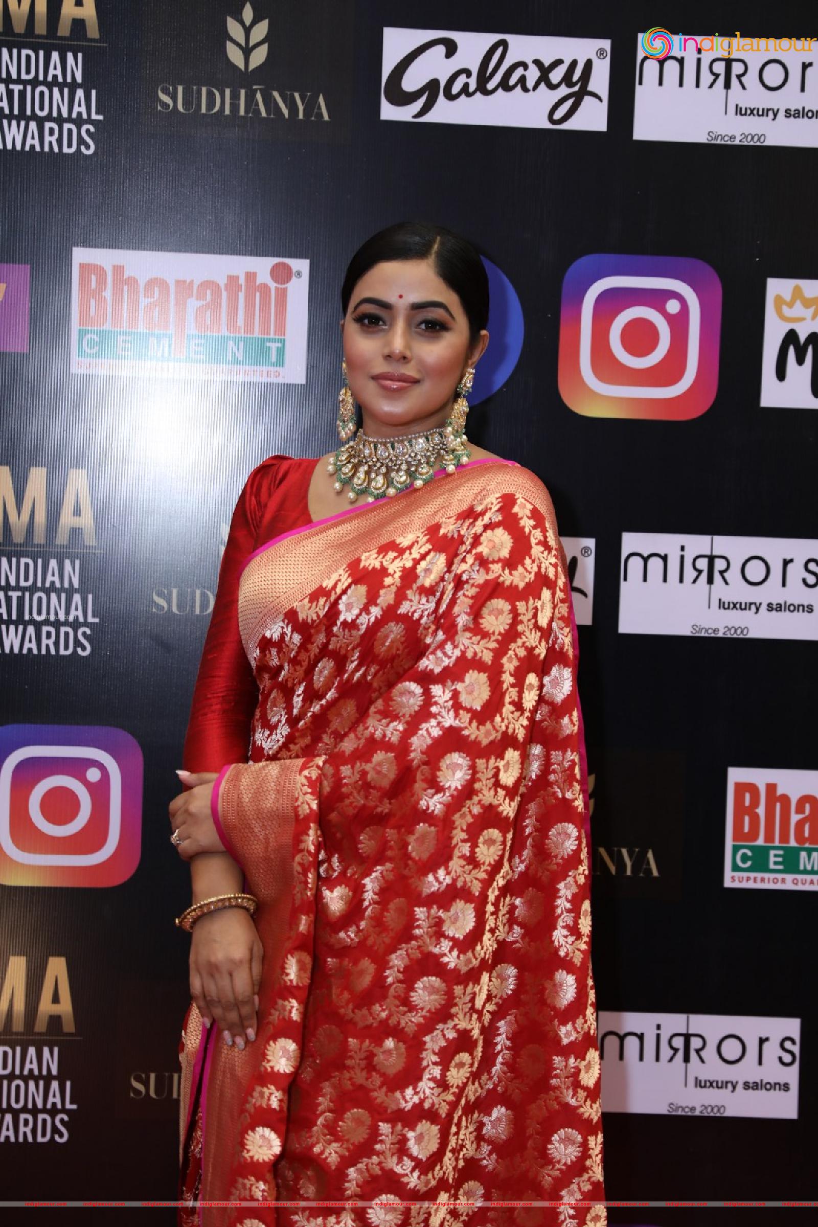 Poorna Actress hd photo